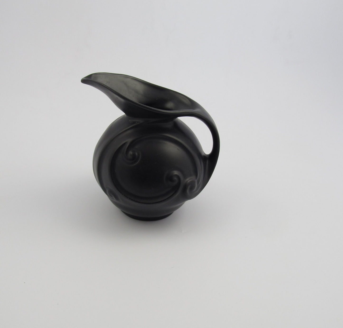 Art Deco keramische vaas, zwarte proselain vaas van mosa maastricht