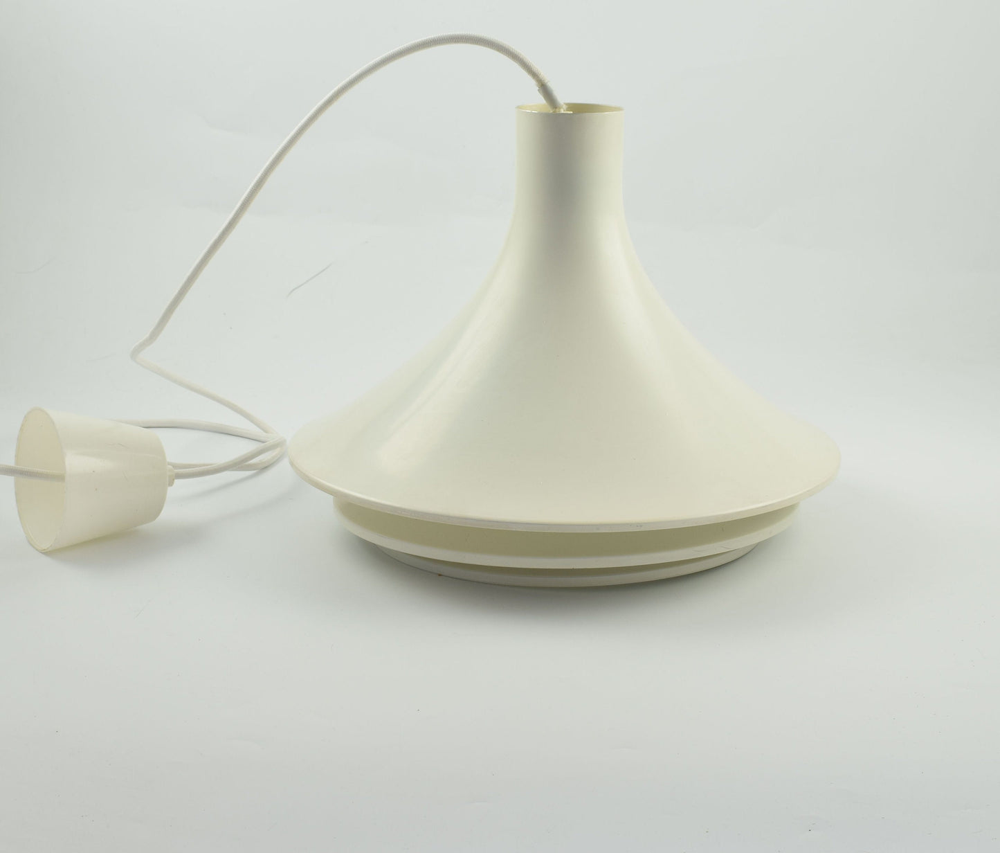 Lámpara colgante de hans agne jakobsson markaryd suecia, preciosa lámpara colgante de diseño en aluminio blanco