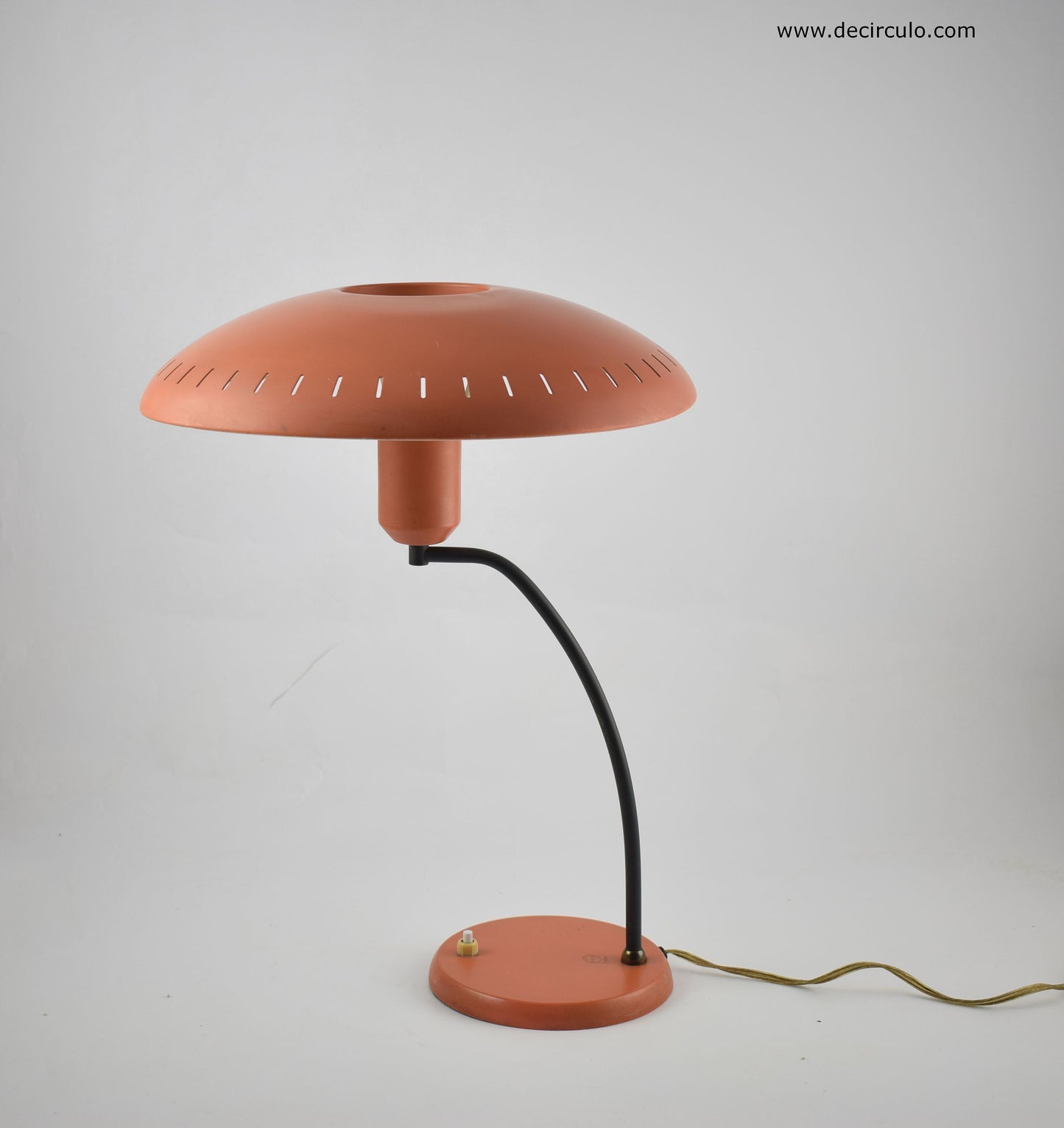 Louis Kalff salmon colored table lamp philips industrial design icon from the 1950s and 1960s