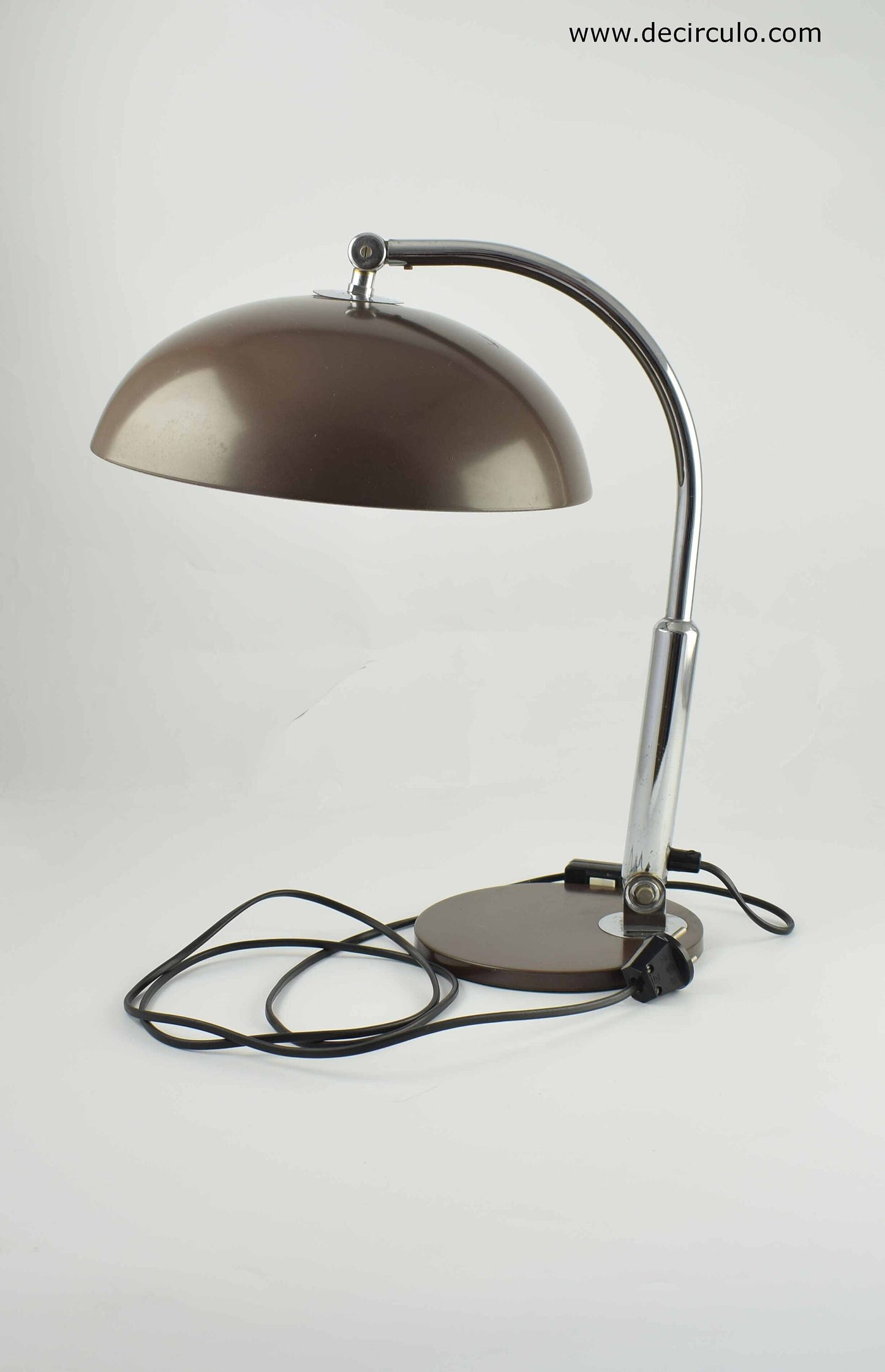 Hala Bureaulamp Model 144 ontworpen Busquet, bekende bruin en chroom design tafellamp uit Nederland