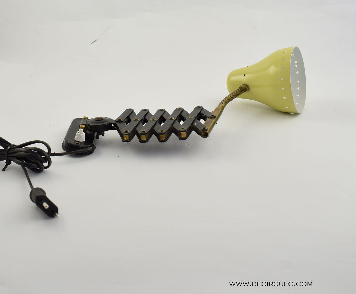 Schaar wandlamp gele schaar wandlamp uit de jaren 60 van het Nederlandse bedrijf hala