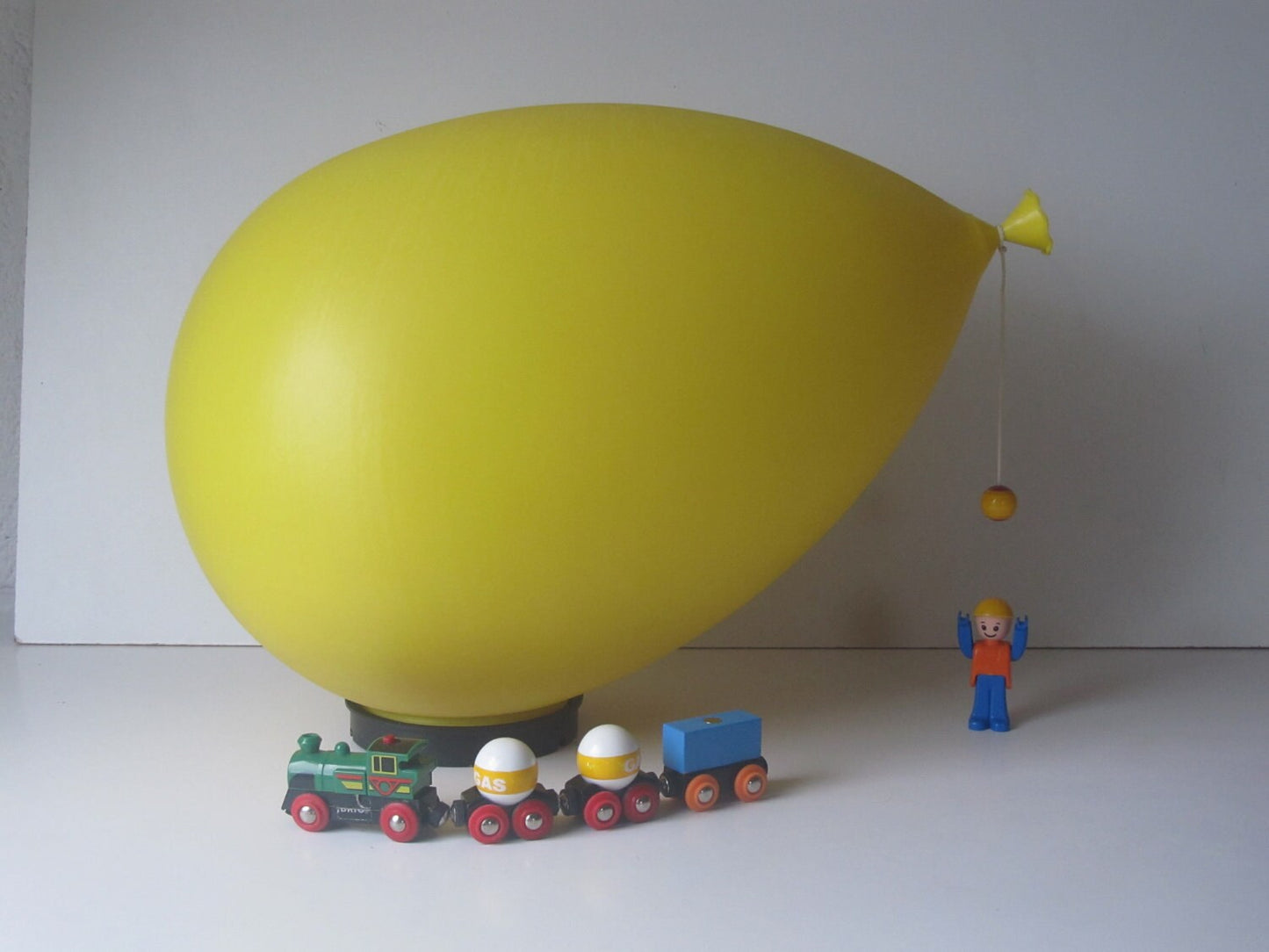 ontworpen door Yves Christin voor Bilumen Balloon wand-/plafondlamp of tafellamp