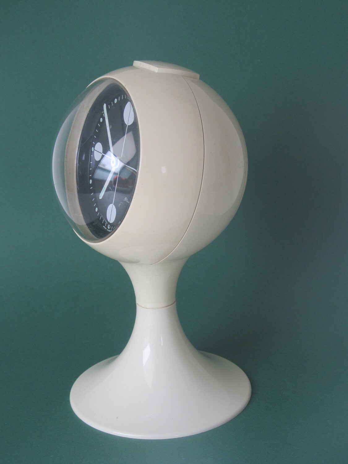 blessing alarm clock, junghans rhythm, verner panton, colombo kartell, pedestal tulip, bedroom white, scandinavian design, space age, atomic age, james bond, startrek, space invaders, star wars robot