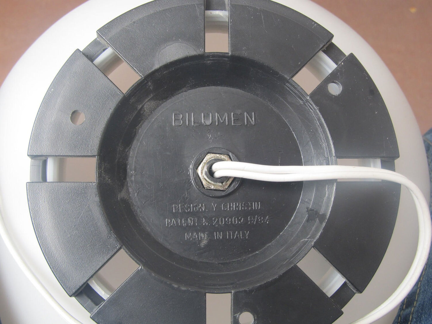 Ballonlamp ontworpen door Yves Christin voor Bilumen tafel- of wand-/plafondlamp, Italië 1975 diffusor van geblazen kunststof en zwarte ABS voet