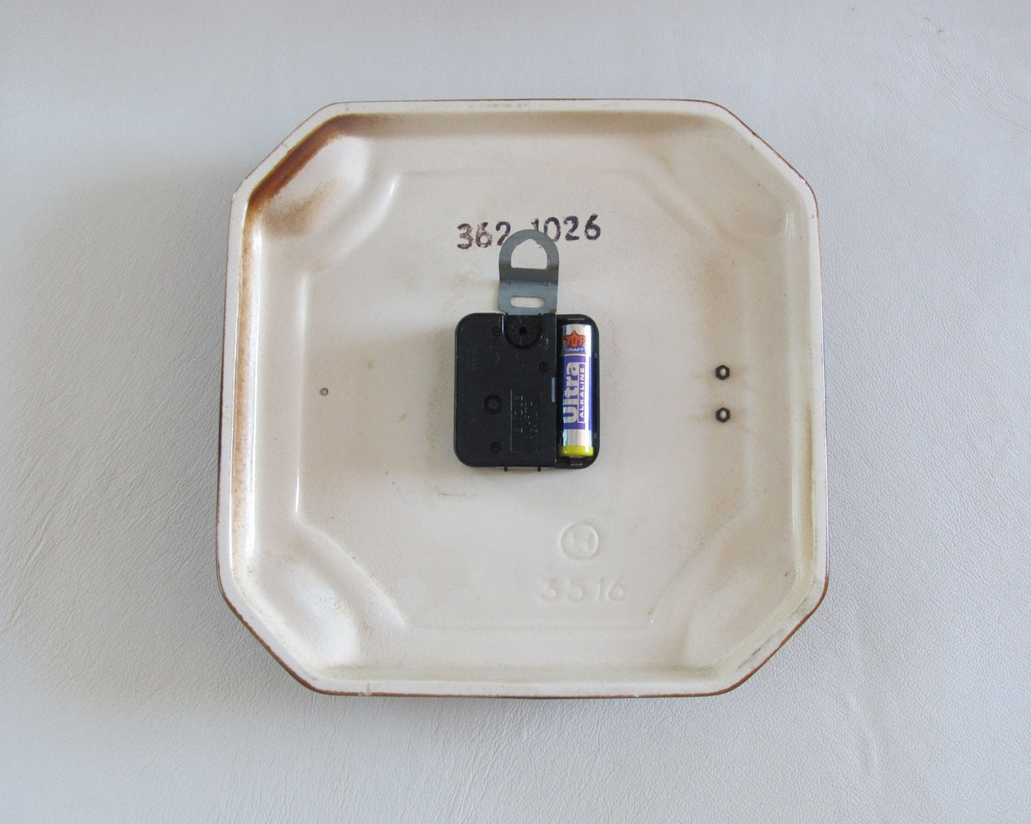 Reloj de pared vintage de cerámica fabricado en Alemania por "Junghans"