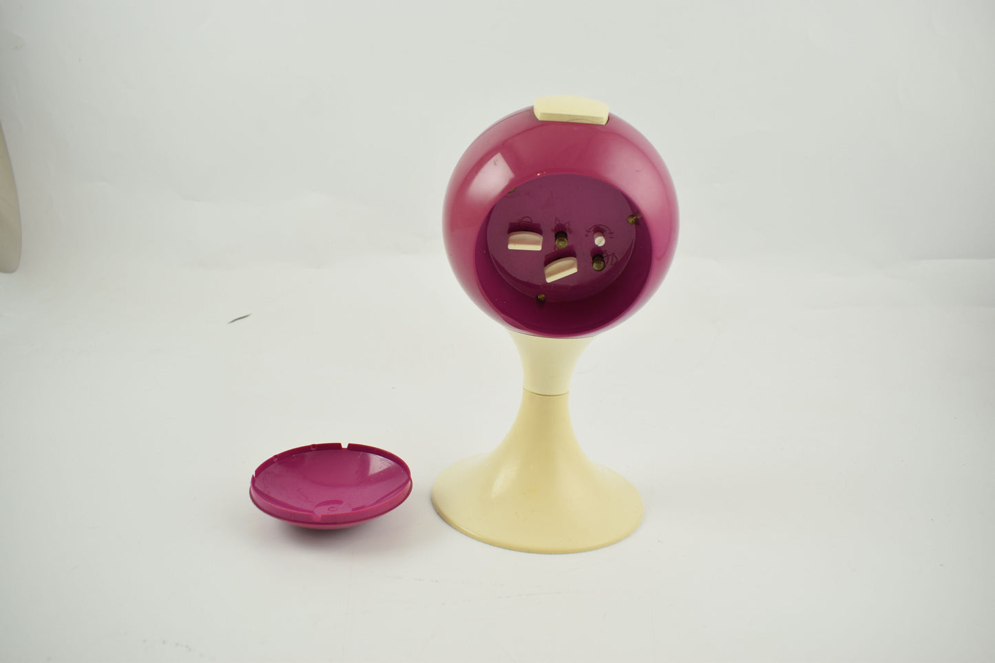 Reloj despertador de pedestal en forma de tulipán, fabricado por Blessing, Alemania occidental, a principios de los años setenta.