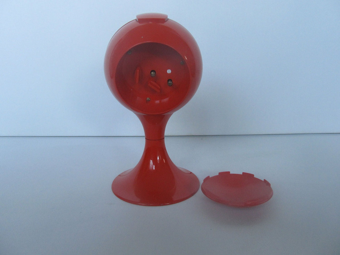 alarm clock, pedestal tulip shape, Space age era plastic alarm clock from the early 1970s made in Germany