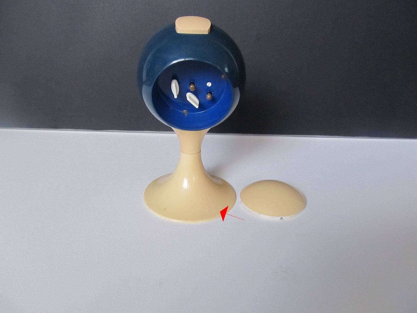 alarm clock, pedestal tulip shape, West Germany. Space age era plastic alarm clock from the early 1970s