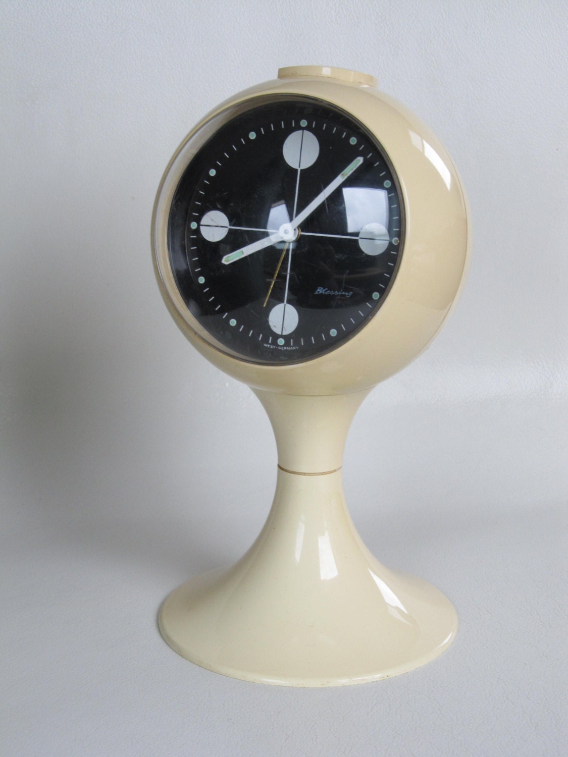 Blessing alarm clock, pedestal tulip shape, made in Germany. Space age era plastic alarm clock from the early 1970s