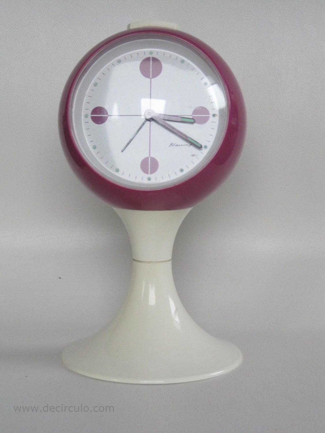 Magenta Blessing wekker, witte sokkel tulpvorm, gemaakt in Duitsland. Plastic wekker uit het Space Age-tijdperk uit begin jaren 70
