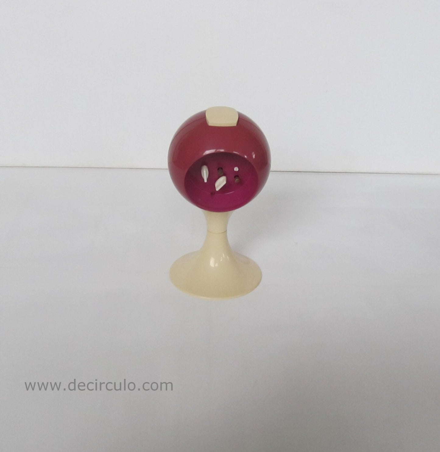 Magenta Blessing alarm clock, white pedestal tulip shape, made in Germany. Space age era, made of plastic from the early 1970s
