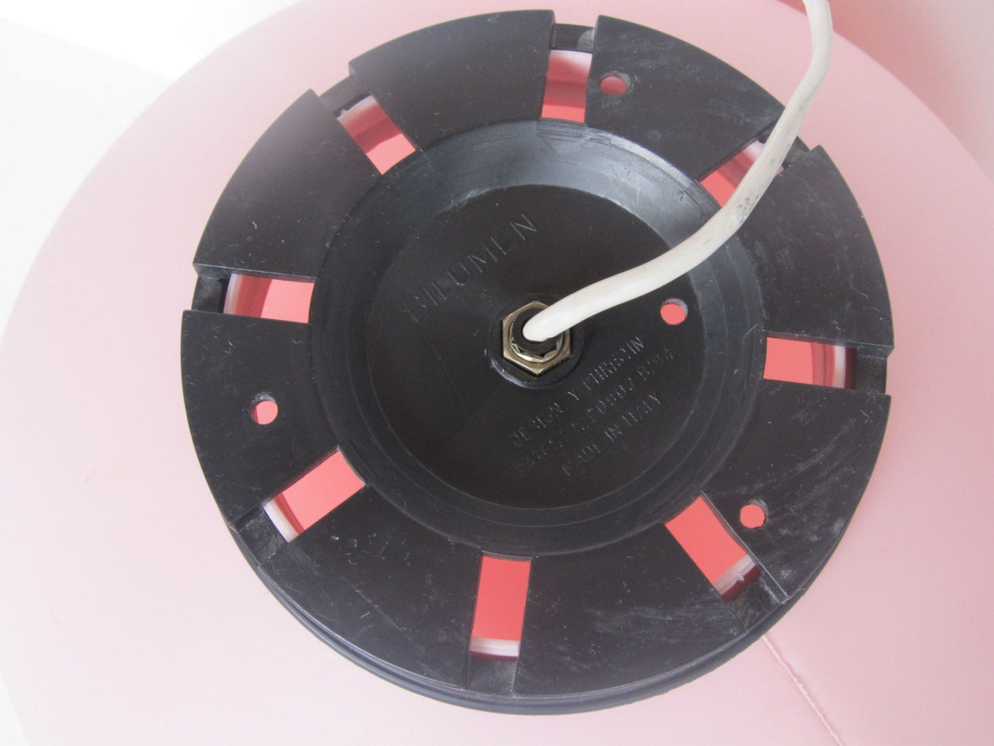 Lámpara Balloon diseñada por Yves Christin para lámpara de mesa o pared/techo Bilumen, Italia años 70 Difusor de plástico soplado y base de ABS negro