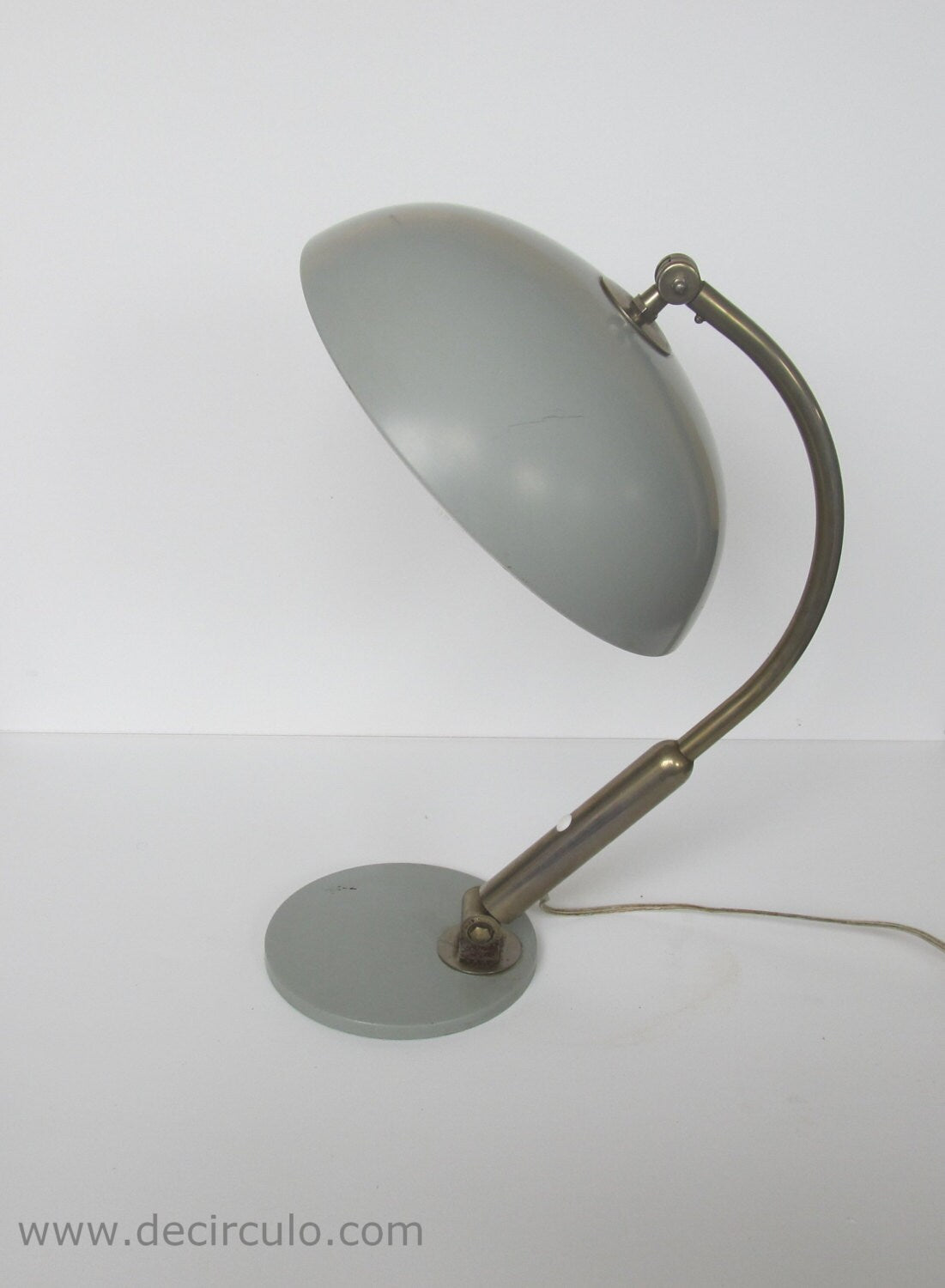 Hala Bureaulamp Model 144 ontworpen Busquet, bekende design tafellamp uit Nederland