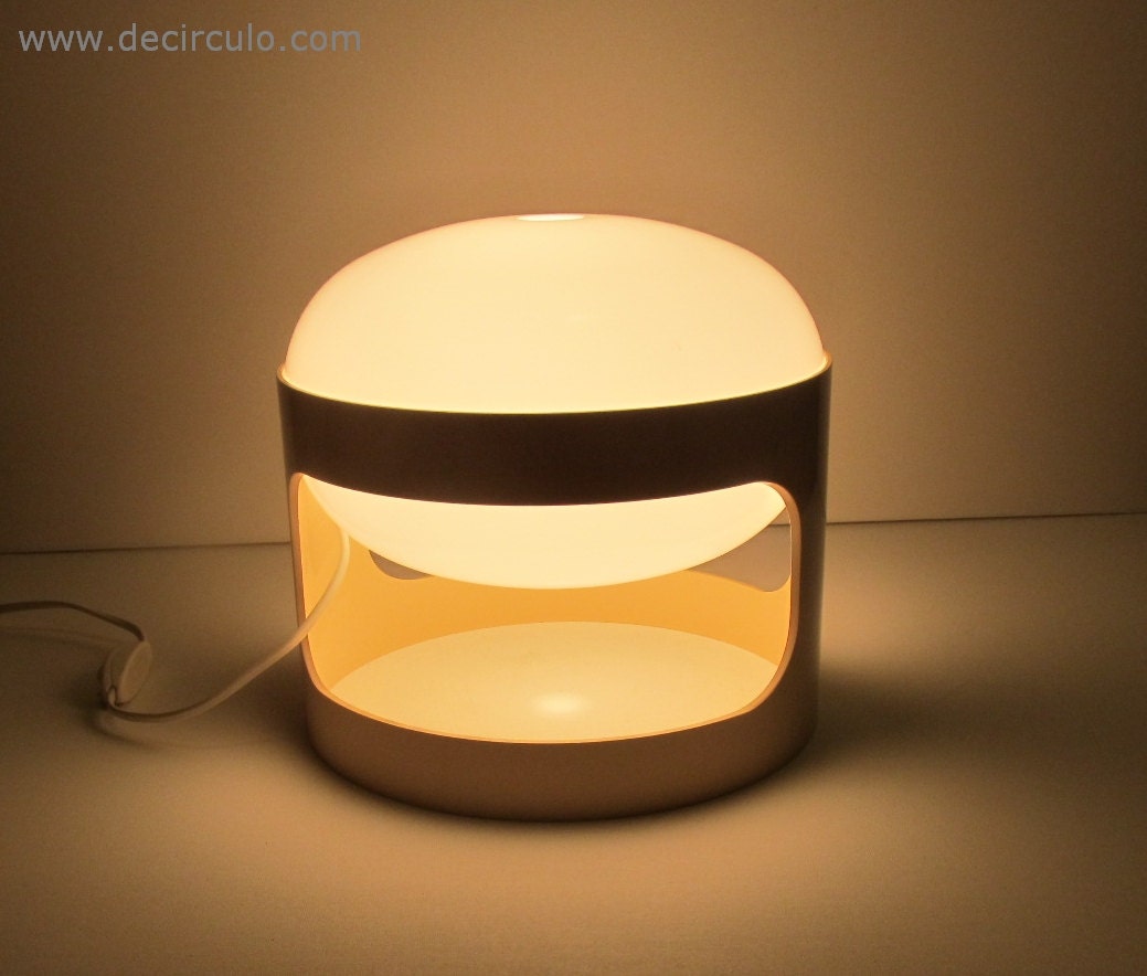 joe Colombo voor Kartell Red KD 27 tafel- of bureaulamp, Designverlichting een icoon uit eind jaren 60 en begin jaren 70.