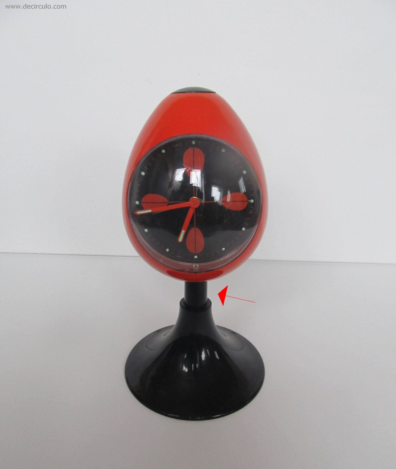 Reservado para A... Reloj despertador rojo con pedestal negro en forma de tulipán, fabricado en Alemania. Era espacial, hecha de plástico desde principios de los años 1970