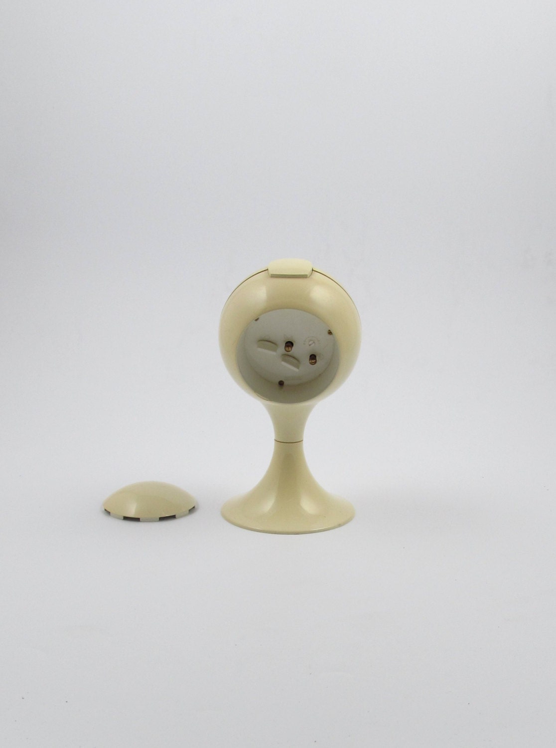 blessing alarm clock, junghans rhythm, verner panton, colombo kartell, pedestal tulip, bedroom white, scandinavian design, space age, atomic age, james bond, startrek, space invaders, star wars robot