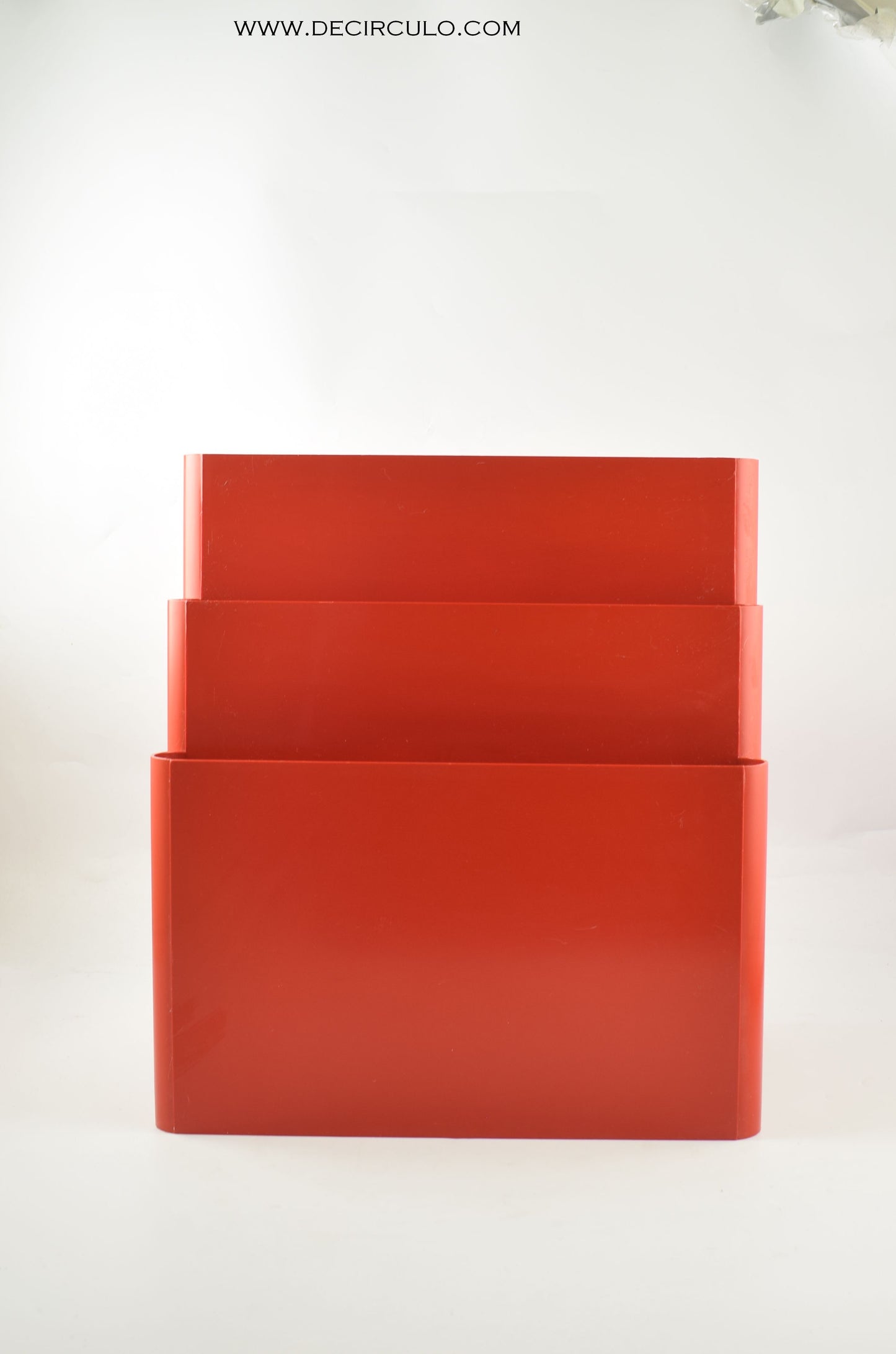 magazine rack, newspaper rack, kartell stoppino, design seventies, verner panton, artemide colombo, storage papers, storage letters, office storage, white organizer, livingroom white, paper furniture, white bookcase