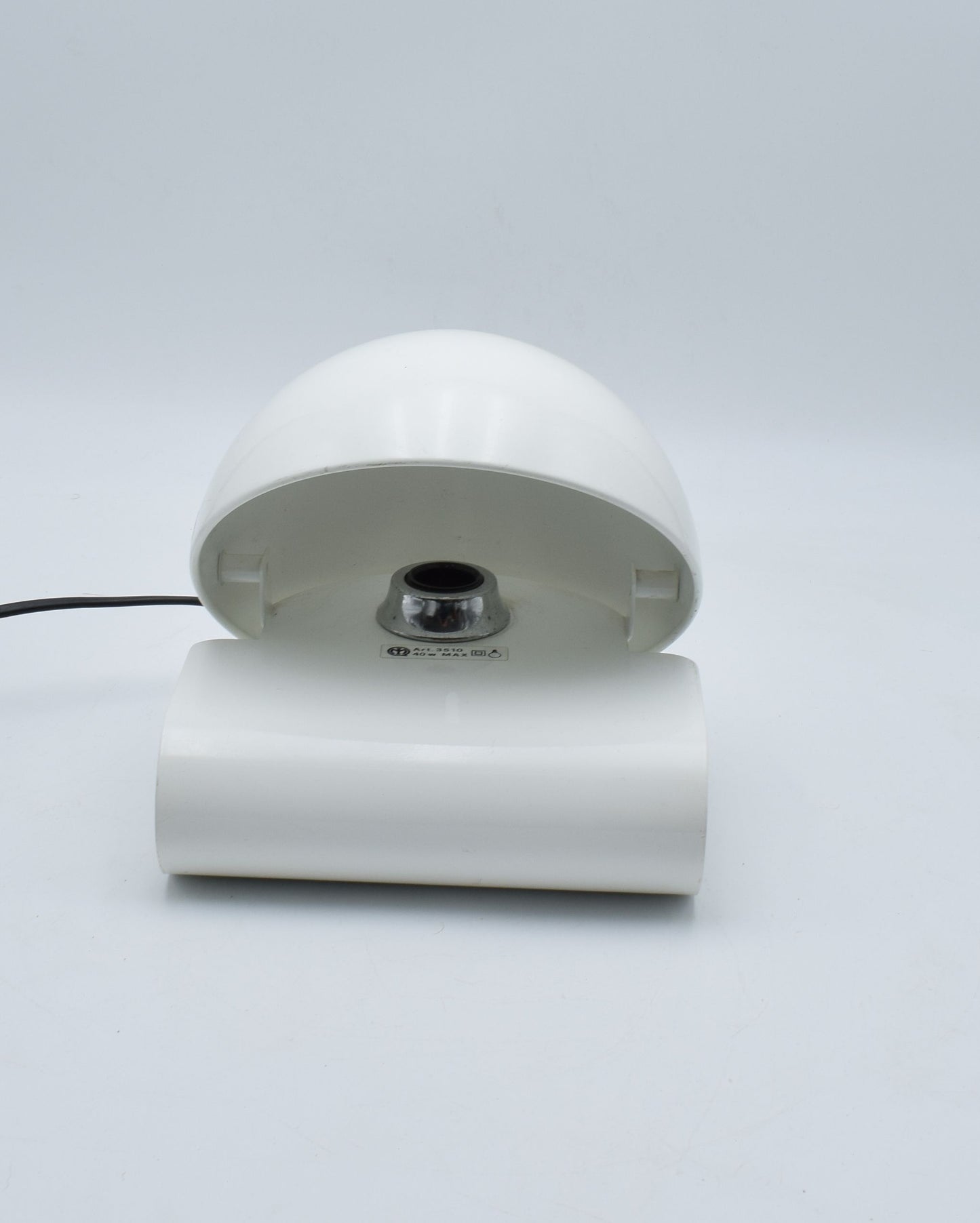 Vintage 1970s iGuzzini Bugia table lamp designed by Giuseppe Cormio, white painted metal with curved base and adjustable shade, classic Italian Space Age lighting
