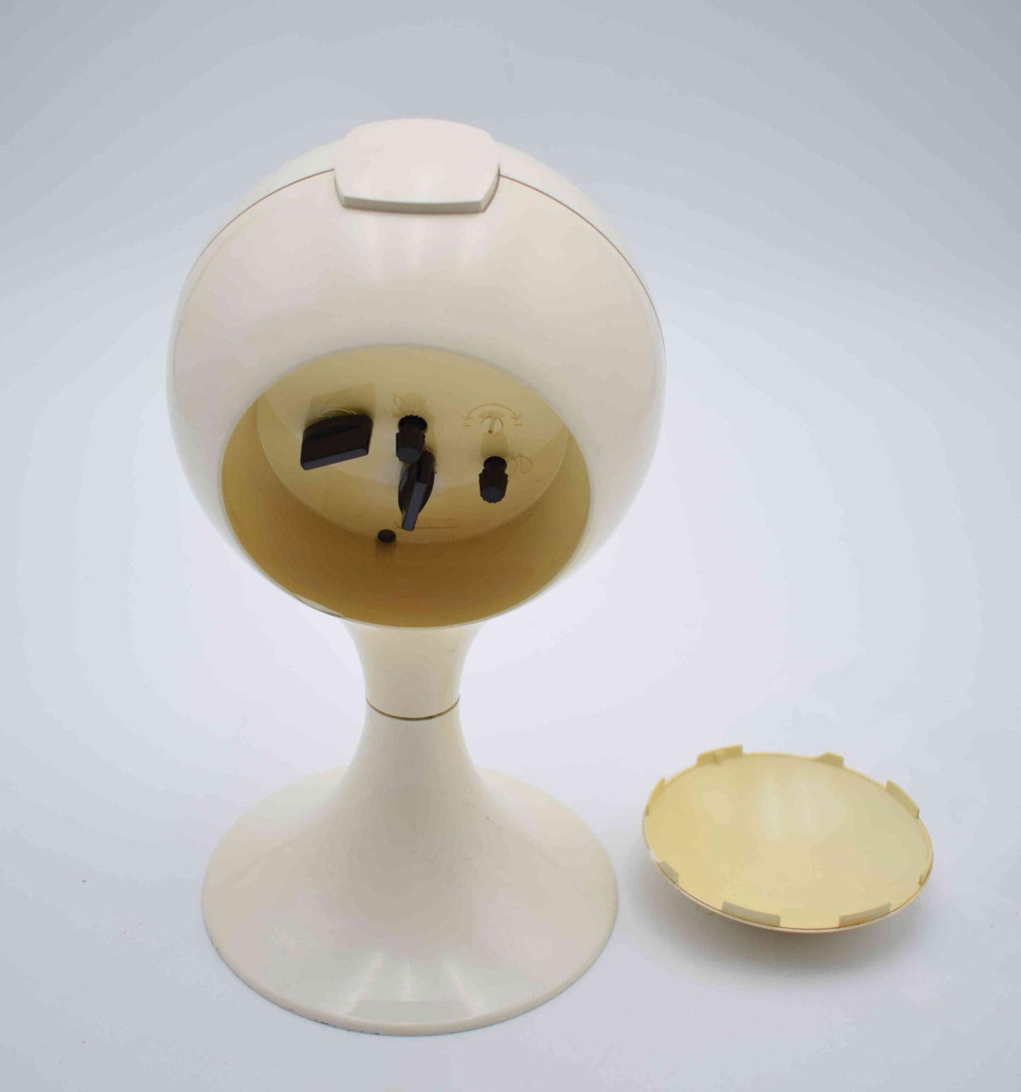 blessing alarm clock, junghans rhythm, verner panton, colombo kartell, pedestal tulip, bedroom white, scandinavian design, space age, atomic age, colani Eero Aarnio, Sarfatti Magistretti, Eclectic Postmodern, kartell clock