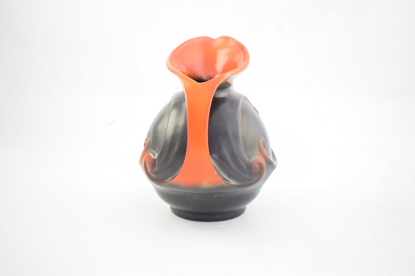 Art Deco keramische vaas, zwart en rood porseleinen vaas van Mosa Maastricht