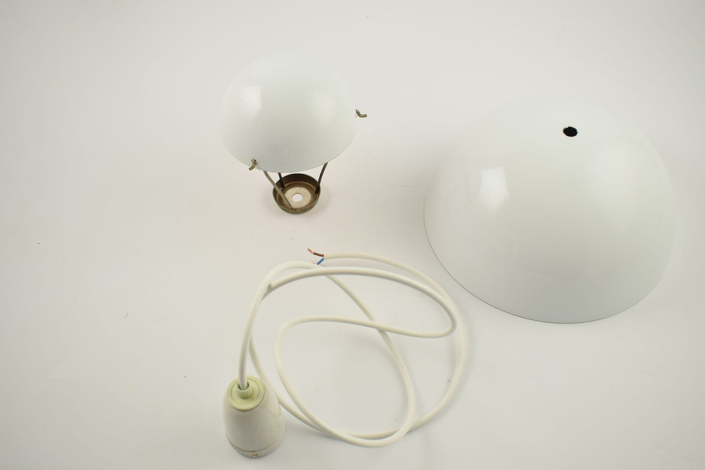 Maceta original de esmalte blanco sobre acero de Verner Panton para Louis Poulsen. Versión original esmaltada danesa.