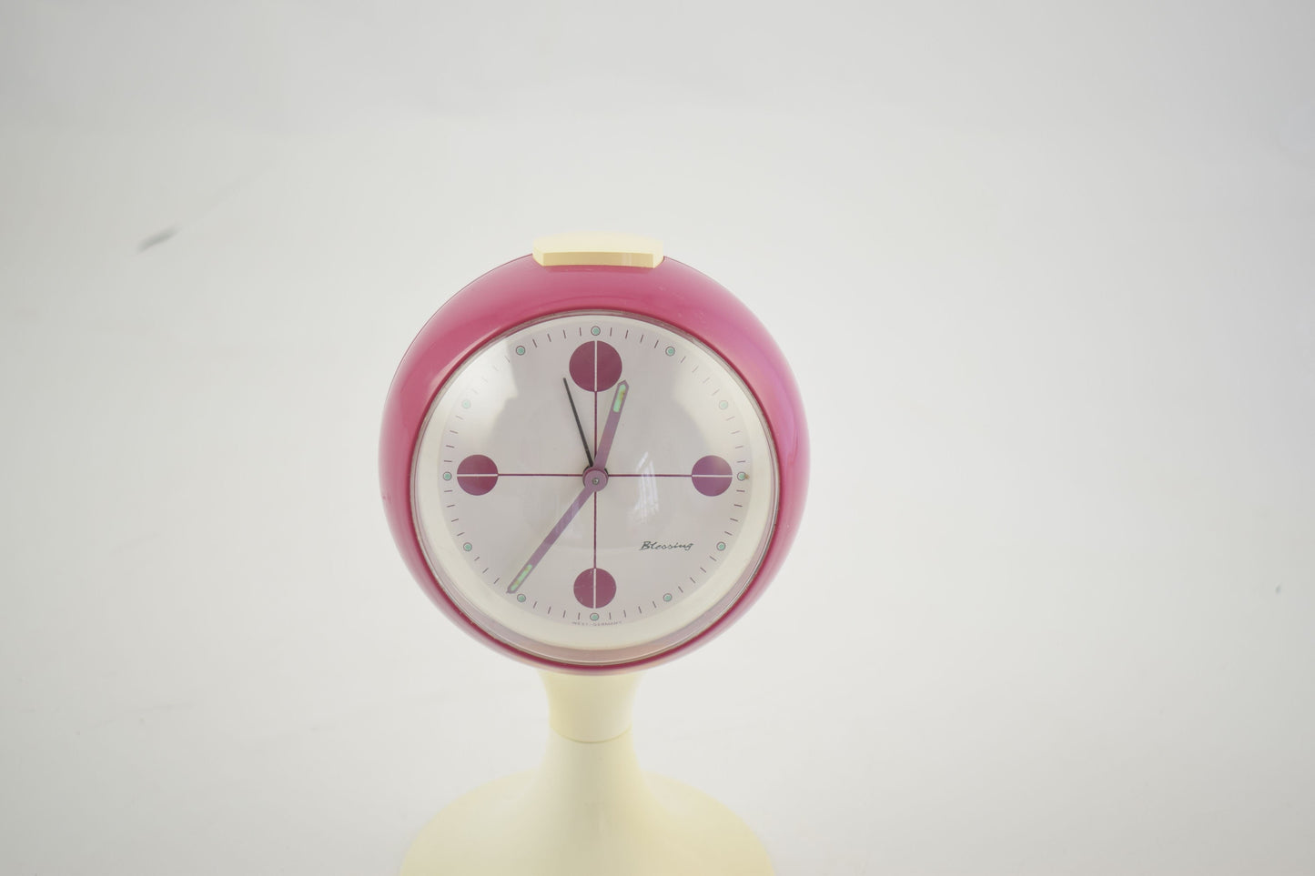 wakeup alarm rocketclock red black clock raak kalff hala pedestal clock george nelson era design alarmclock colombo sottsass blessing two jewels bigbang theory bedroom present alarm clock space