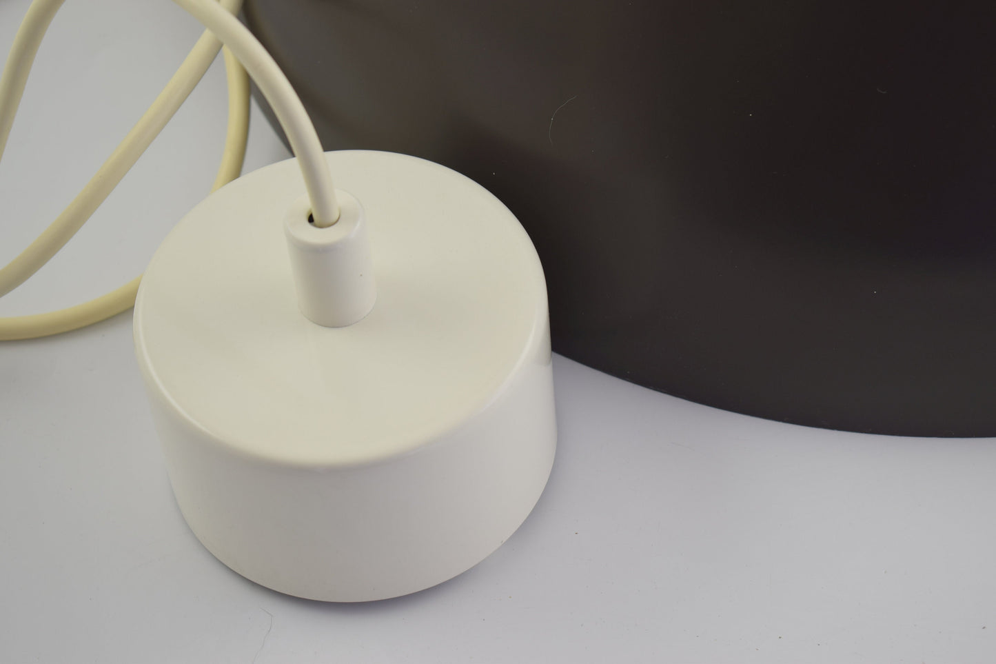 Arne Jacobsen AJ Royal plafondlamp, voor de Scandinavische fabrikant Louis Poulsen, bekend als AJ Royal Pendel donkerbruin/antraciet