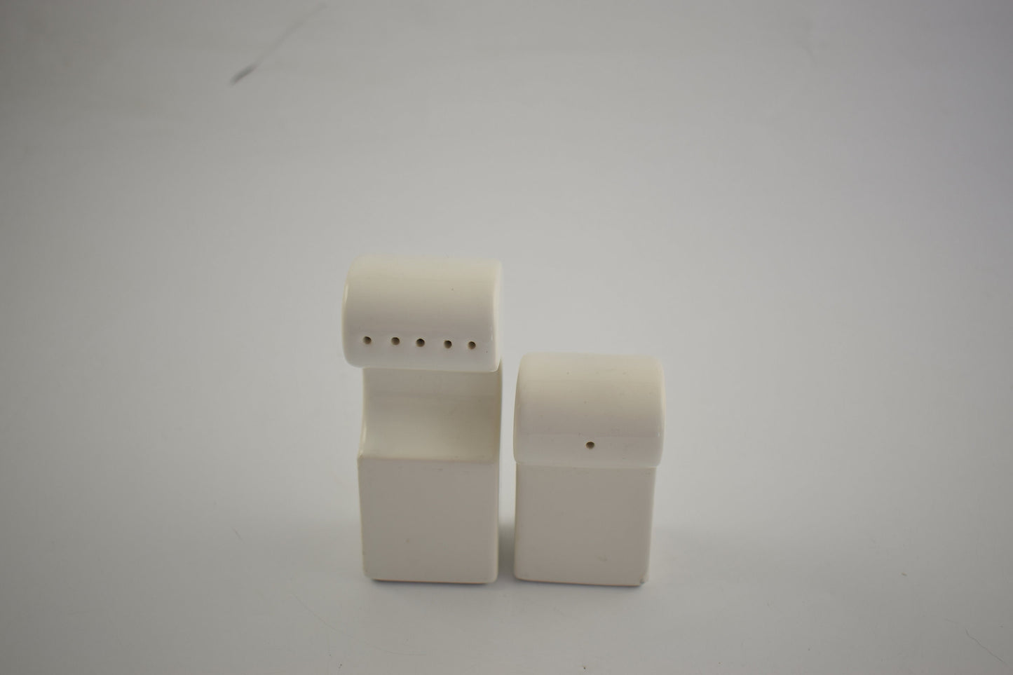 spagnolo sicart italian 1970s white kitchenware ceramic kitchen salt pepper popart design pop art decirculo andy warhol sottsass memphis postmodern david bowie karl lagerfeld dior Gabriella Crespi Postmodern