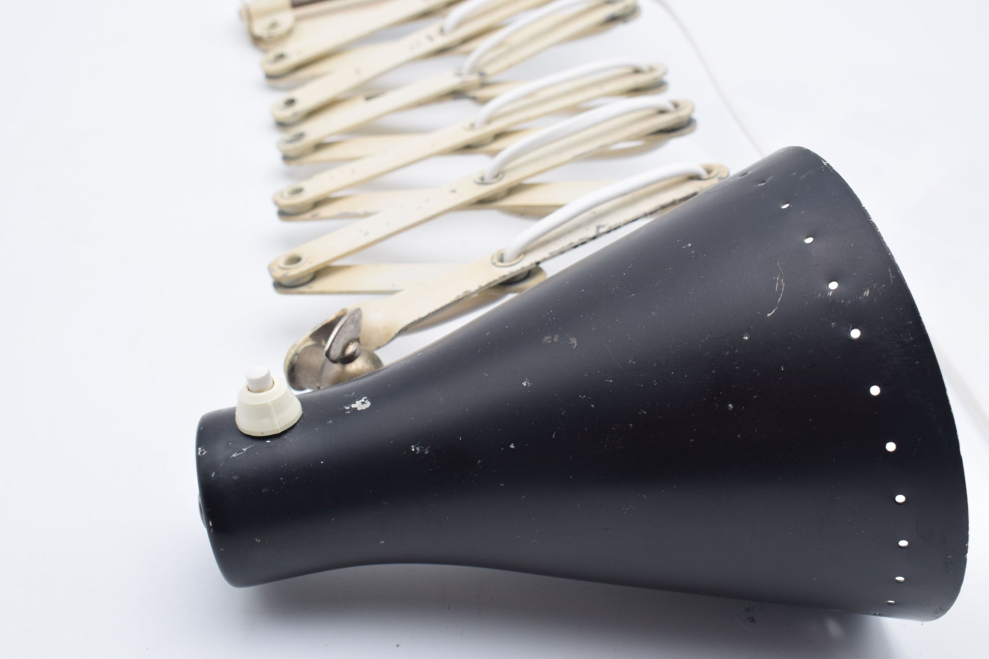 anvia dutch design, hala raak herda, industrial lamp, harmonica lamp, scissors lamp, zigzag wall lamp, green wall light, midcentury modern, office sconce, green sconces, bertoia miller eames, kalff rietveld, hoogervorst anvia