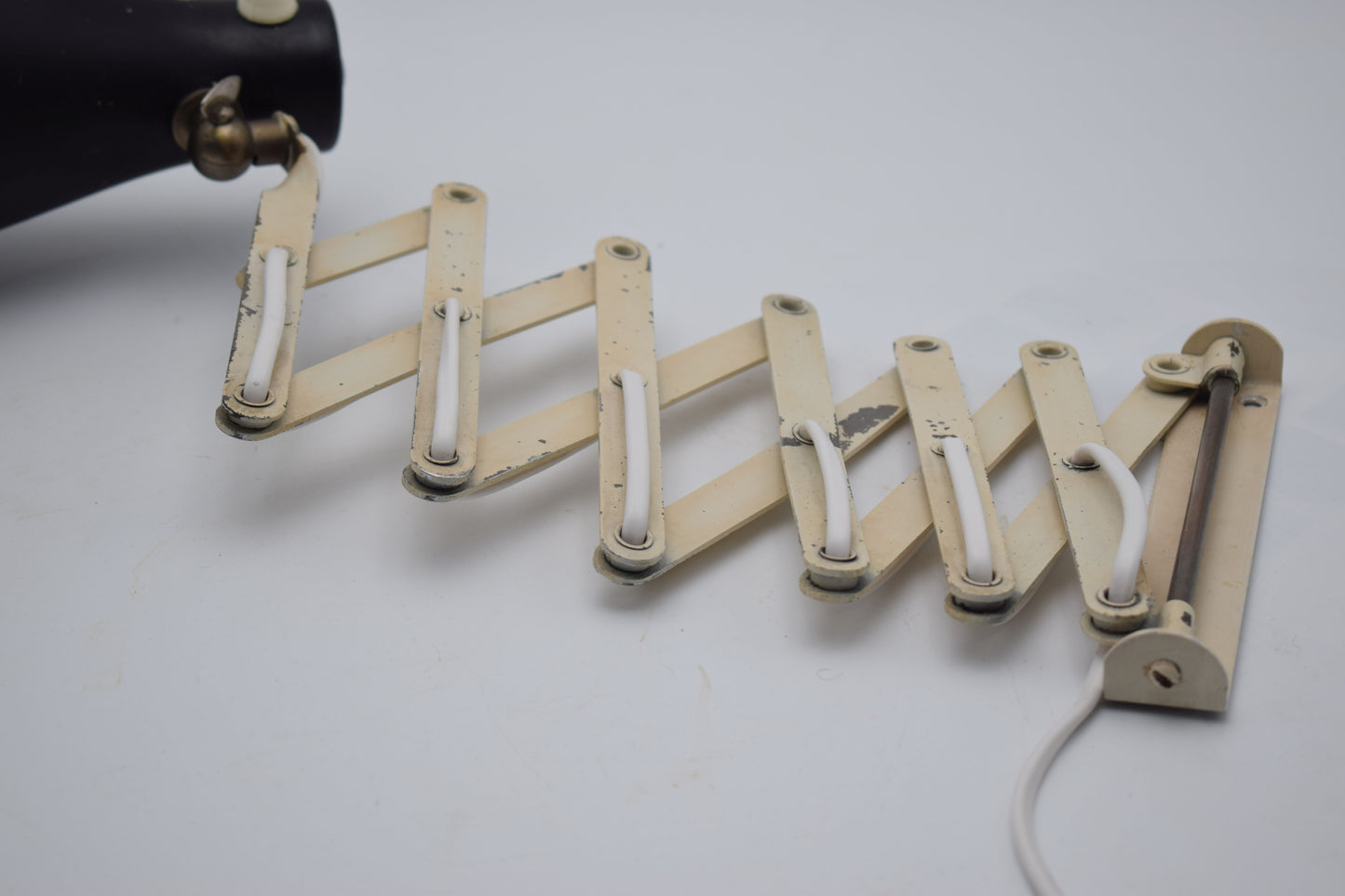 anvia dutch design, hala raak herda, industrial lamp, harmonica lamp, scissors lamp, zigzag wall lamp, green wall light, midcentury modern, office sconce, green sconces, bertoia miller eames, kalff rietveld, hoogervorst anvia