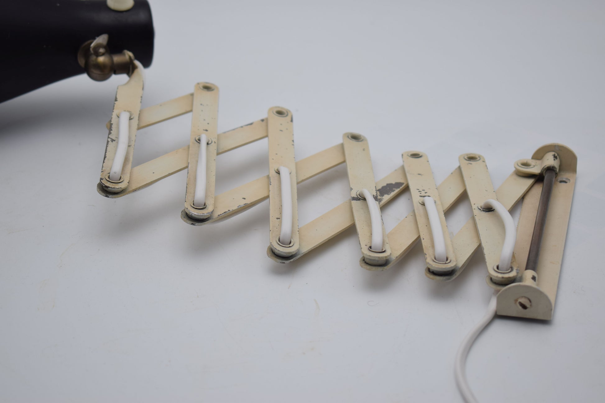 anvia dutch design, hala raak herda, industrial lamp, harmonica lamp, scissors lamp, zigzag wall lamp, green wall light, midcentury modern, office sconce, green sconces, bertoia miller eames, kalff rietveld, hoogervorst anvia