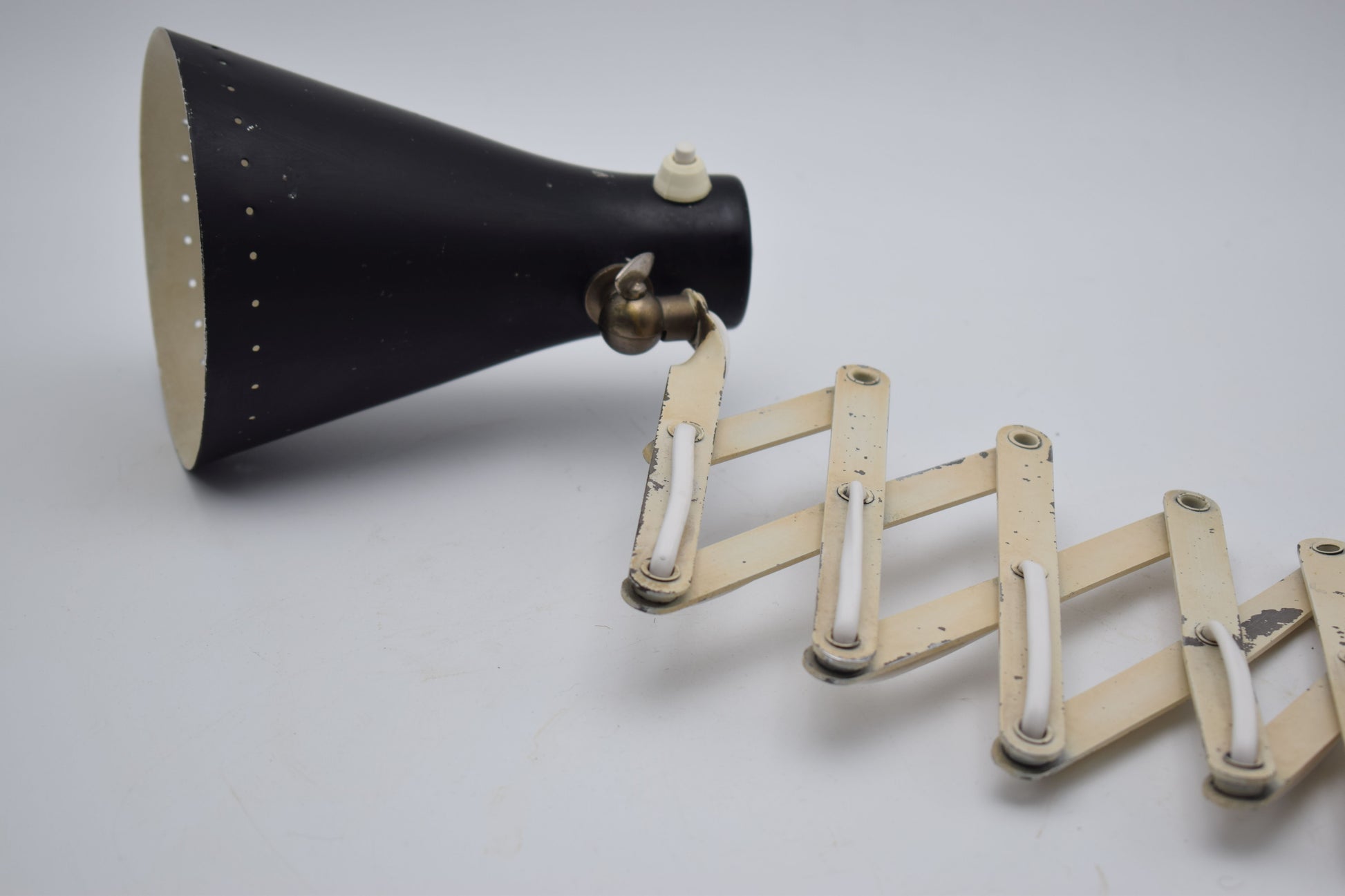 anvia dutch design, hala raak herda, industrial lamp, harmonica lamp, scissors lamp, zigzag wall lamp, green wall light, midcentury modern, office sconce, green sconces, bertoia miller eames, kalff rietveld, hoogervorst anvia