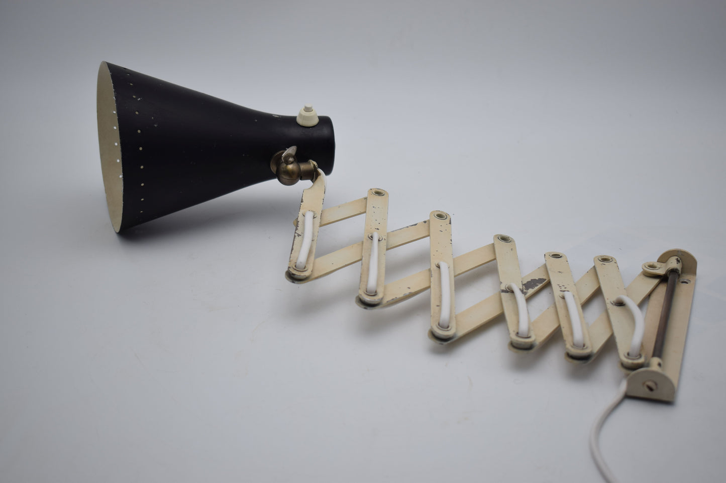 anvia dutch design, hala raak herda, industrial lamp, harmonica lamp, scissors lamp, zigzag wall lamp, green wall light, midcentury modern, office sconce, green sconces, bertoia miller eames, kalff rietveld, hoogervorst anvia