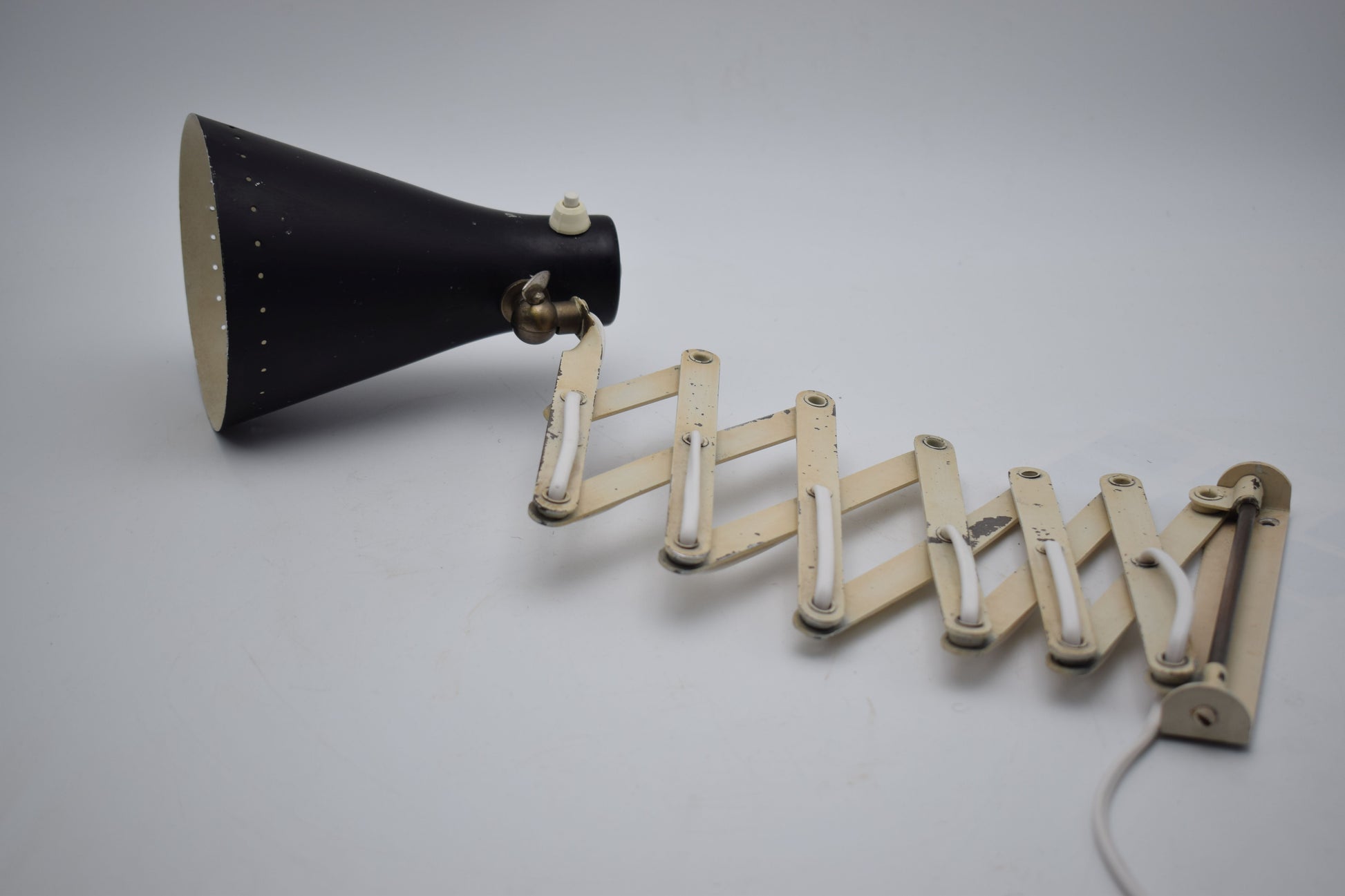 anvia dutch design, hala raak herda, industrial lamp, harmonica lamp, scissors lamp, zigzag wall lamp, green wall light, midcentury modern, office sconce, green sconces, bertoia miller eames, kalff rietveld, hoogervorst anvia