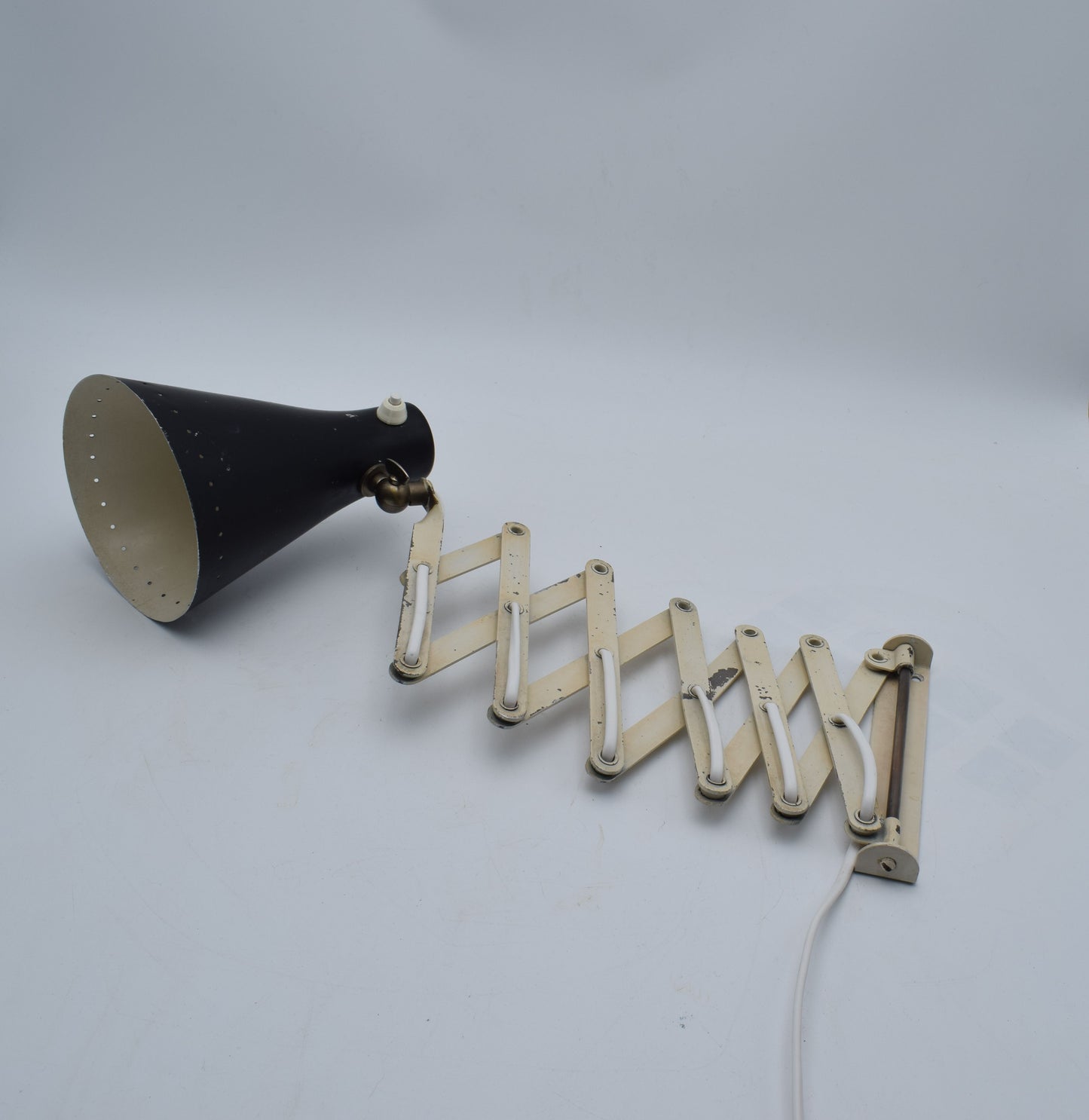 anvia dutch design, hala raak herda, industrial lamp, harmonica lamp, scissors lamp, zigzag wall lamp, green wall light, midcentury modern, office sconce, green sconces, bertoia miller eames, kalff rietveld, hoogervorst anvia