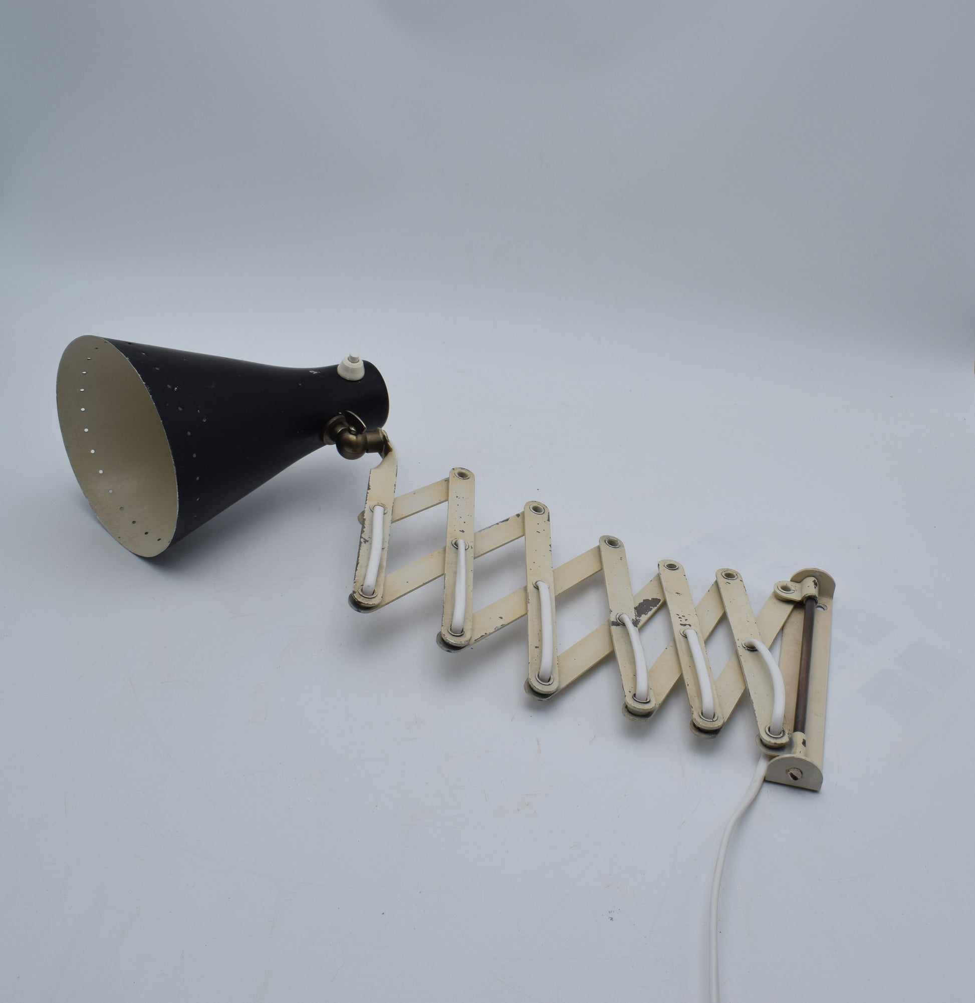 anvia dutch design, hala raak herda, industrial lamp, harmonica lamp, scissors lamp, zigzag wall lamp, green wall light, midcentury modern, office sconce, green sconces, bertoia miller eames, kalff rietveld, hoogervorst anvia