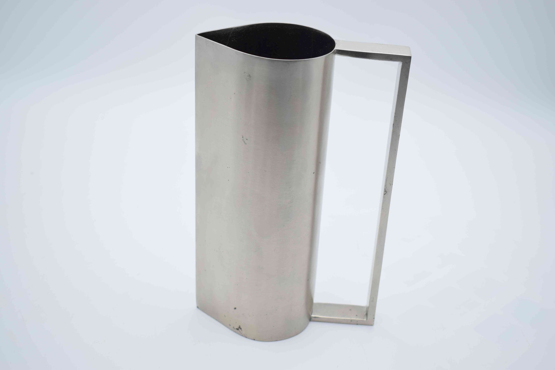 Giorgio Armani, carafe decanter, kitchen can, metal vase, armani casa, Kelly Wearstler, Martyn Bullard, rvs vase can, interior design, Philippe Starck, Marcel Breuer, Mies van der Rohe, modernist design