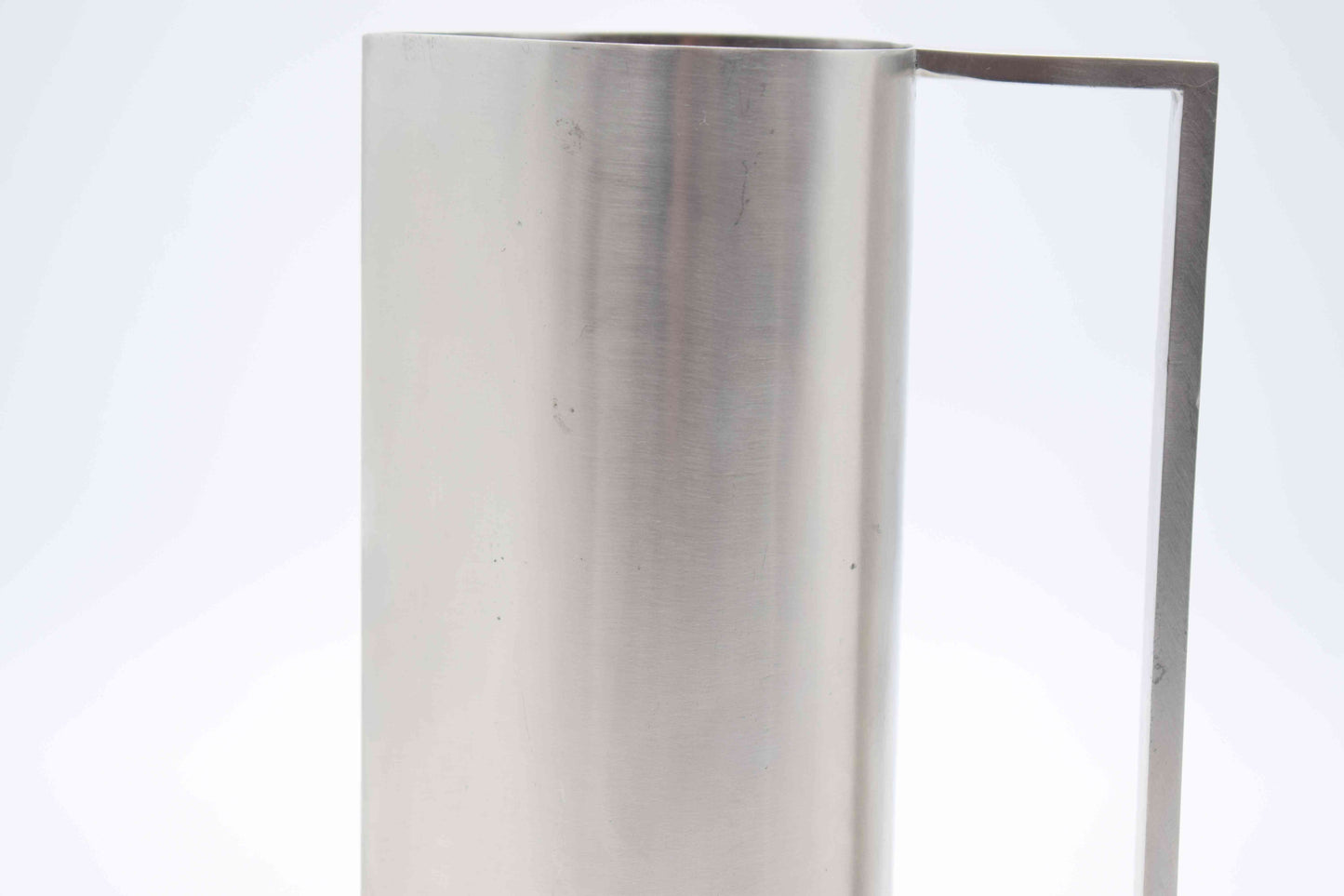 Giorgio Armani, carafe decanter, kitchen can, metal vase, armani casa, Kelly Wearstler, Martyn Bullard, rvs vase can, interior design, Philippe Starck, Marcel Breuer, Mies van der Rohe, modernist design