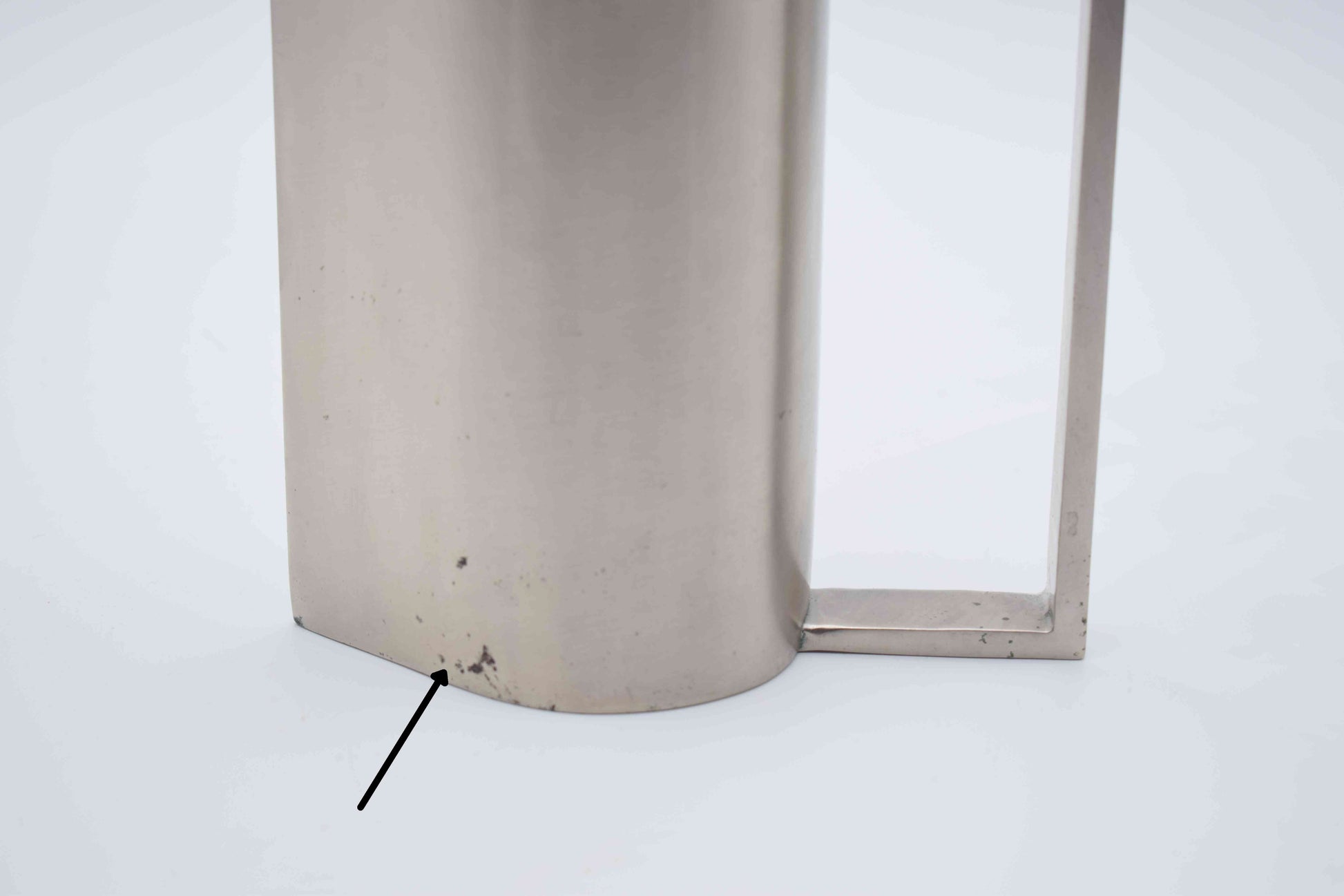 Giorgio Armani, carafe decanter, kitchen can, metal vase, armani casa, Kelly Wearstler, Martyn Bullard, rvs vase can, interior design, Philippe Starck, Marcel Breuer, Mies van der Rohe, modernist design