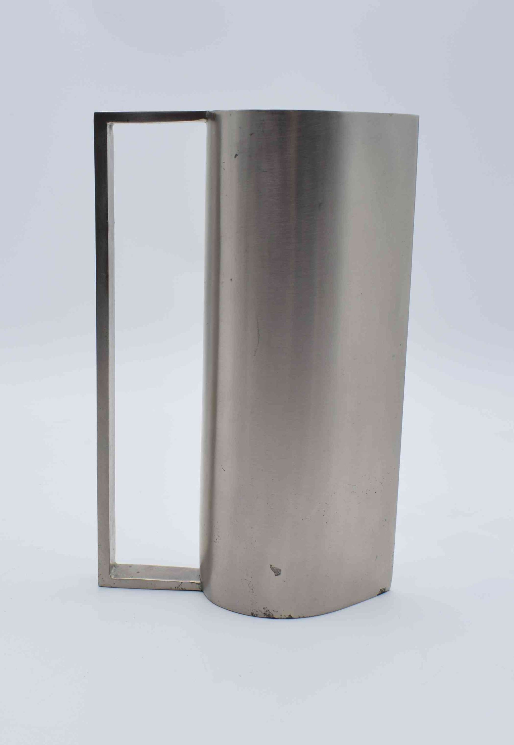 Giorgio Armani, carafe decanter, kitchen can, metal vase, armani casa, Kelly Wearstler, Martyn Bullard, rvs vase can, interior design, Philippe Starck, Marcel Breuer, Mies van der Rohe, modernist design