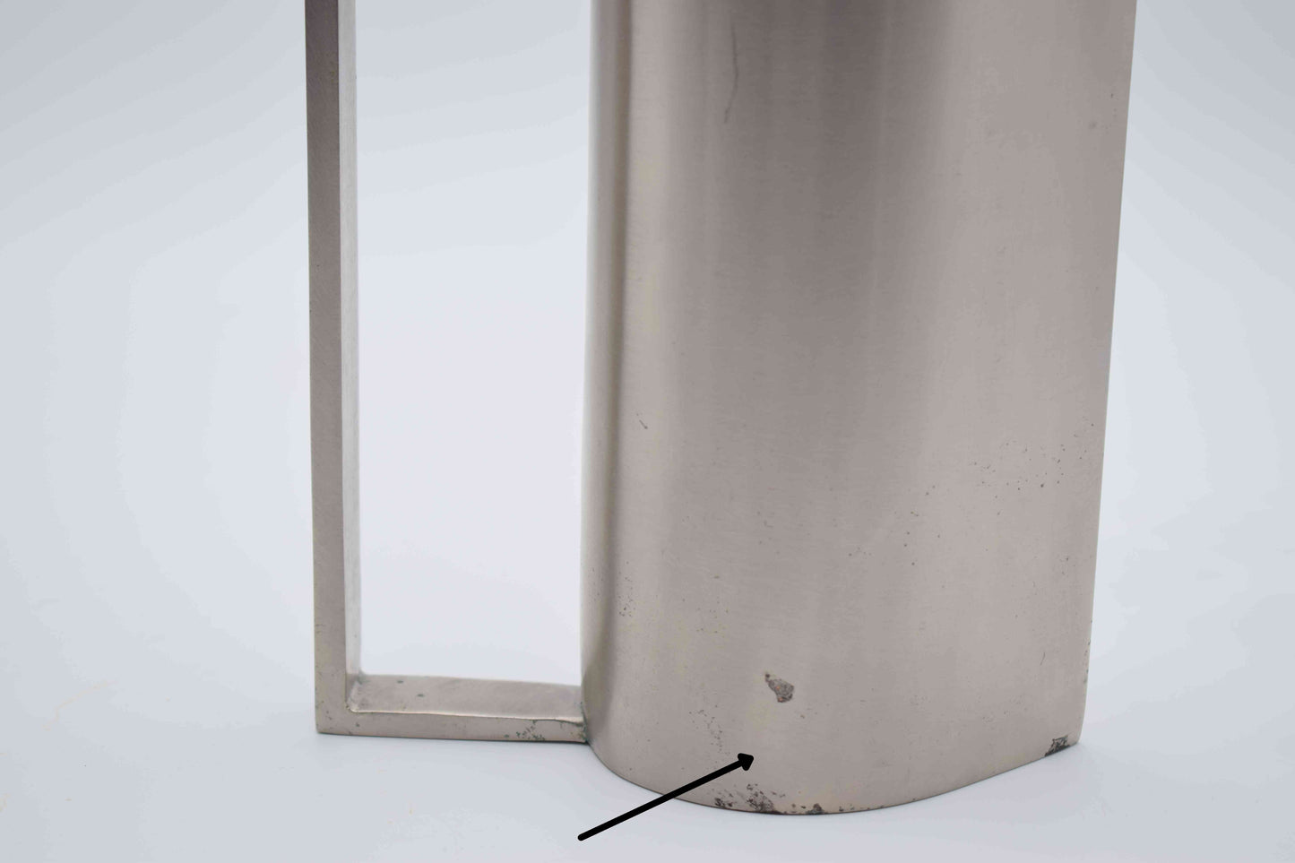 Giorgio Armani, carafe decanter, kitchen can, metal vase, armani casa, Kelly Wearstler, Martyn Bullard, rvs vase can, interior design, Philippe Starck, Marcel Breuer, Mies van der Rohe, modernist design