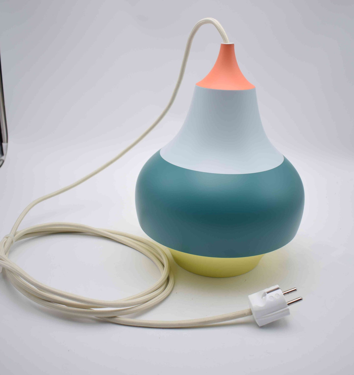 louis poulsen, danish design, color full pendant, kitchen lamp, Scandinavian lamp, cirque fog morup, vitra martinelli, Arne Jacobsen, Hans Wegner, Poul Henningsen, ero Saarinen lamp, design hanging lamp, memphis milano