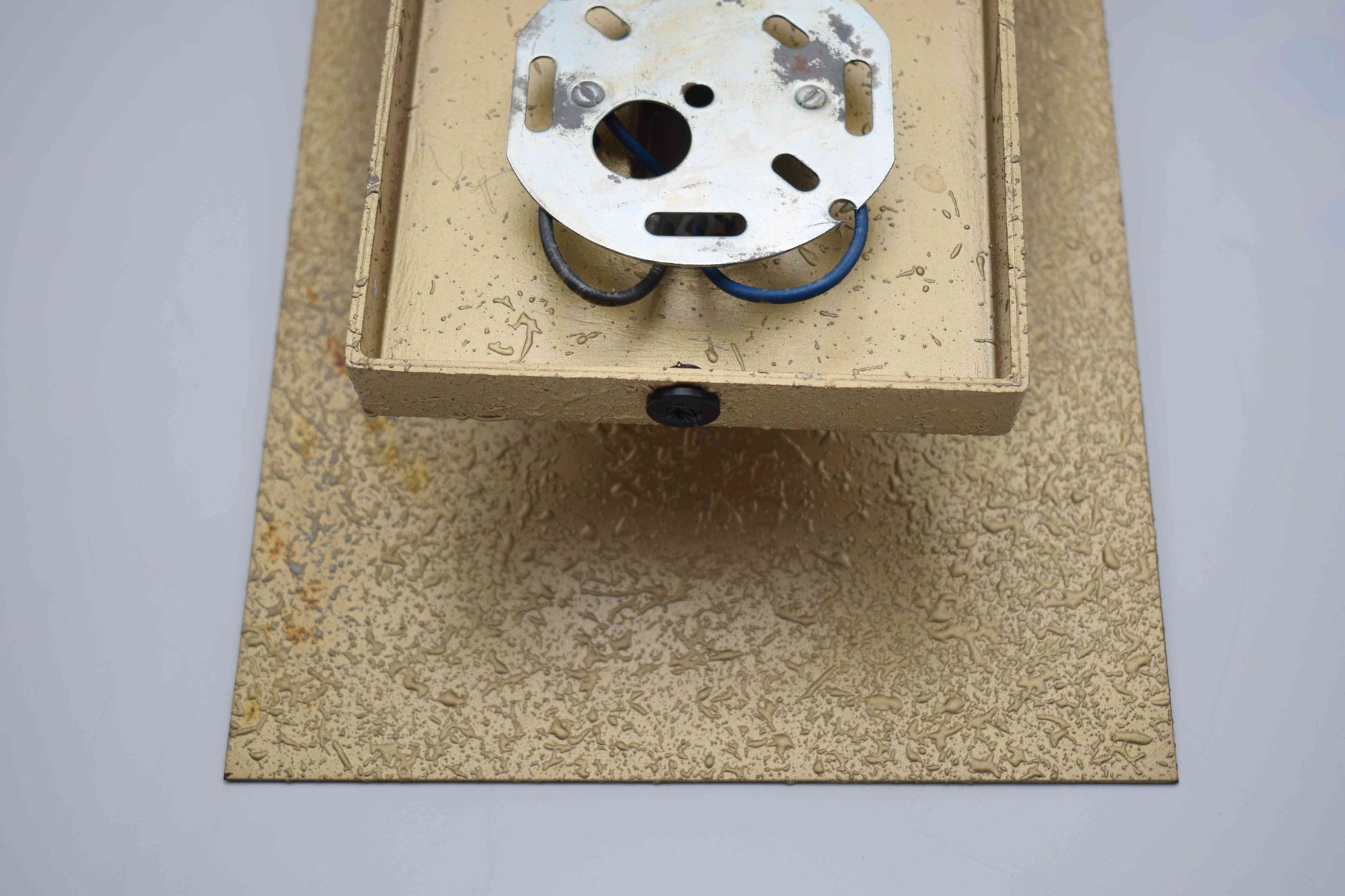 bertrand balas, Le Corbusier, raak wall lamp, raak model c-1550, golden wall lamp, brass sconce, brutalist lamp, sottsass colombo, hammerborg jacobsen, hall bedroom lamp, mid century modern, 1960 lamp, dutch danish design