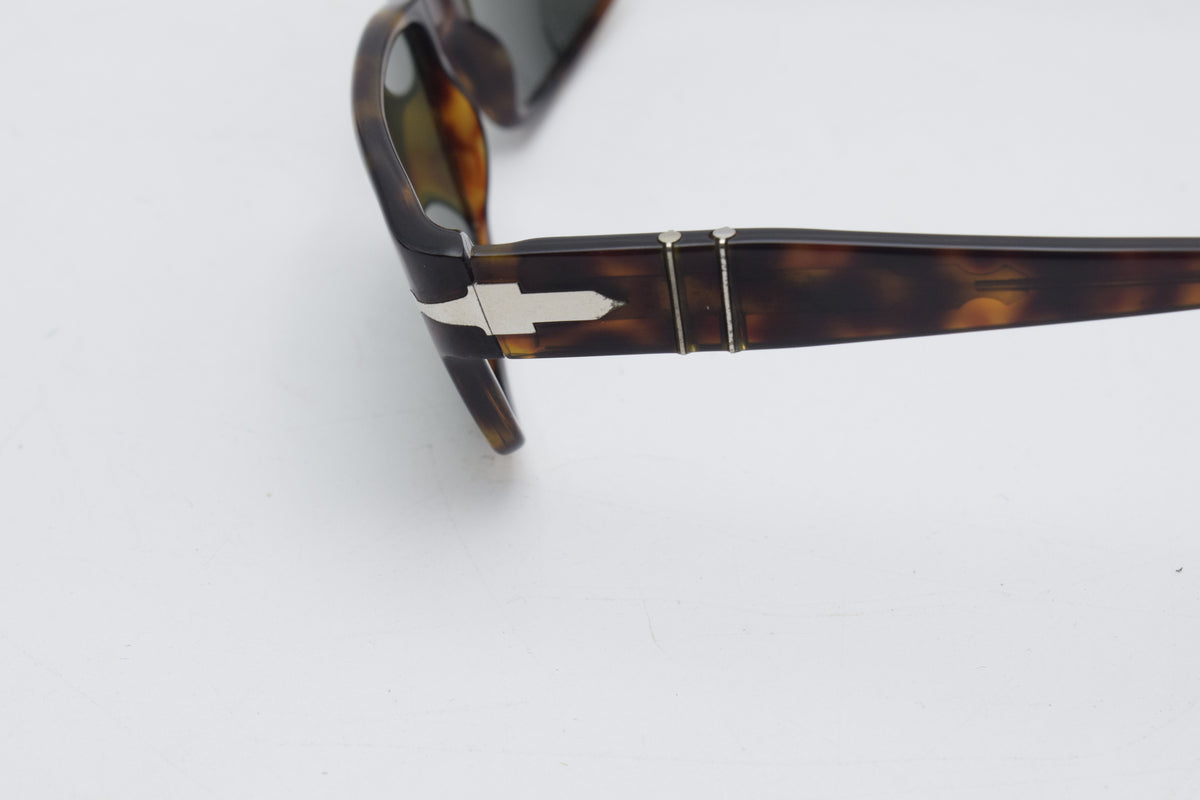 Authentic vintage Persol 2803-S tortoise sunglasses with original case. Made in Italy. Classic designer eyewear in very good vintage condition.