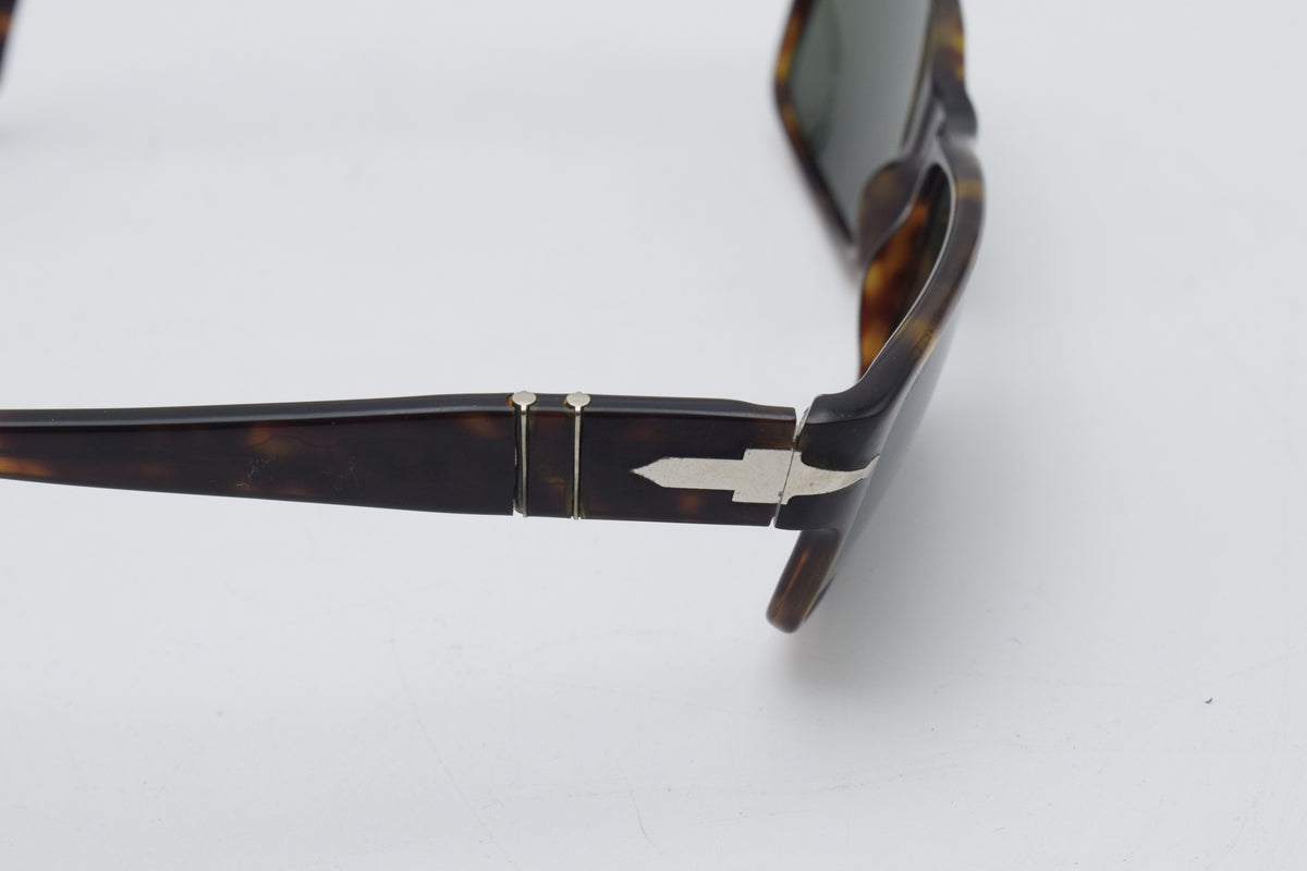 Authentic vintage Persol 2803-S tortoise sunglasses with original case. Made in Italy. Classic designer eyewear in very good vintage condition.