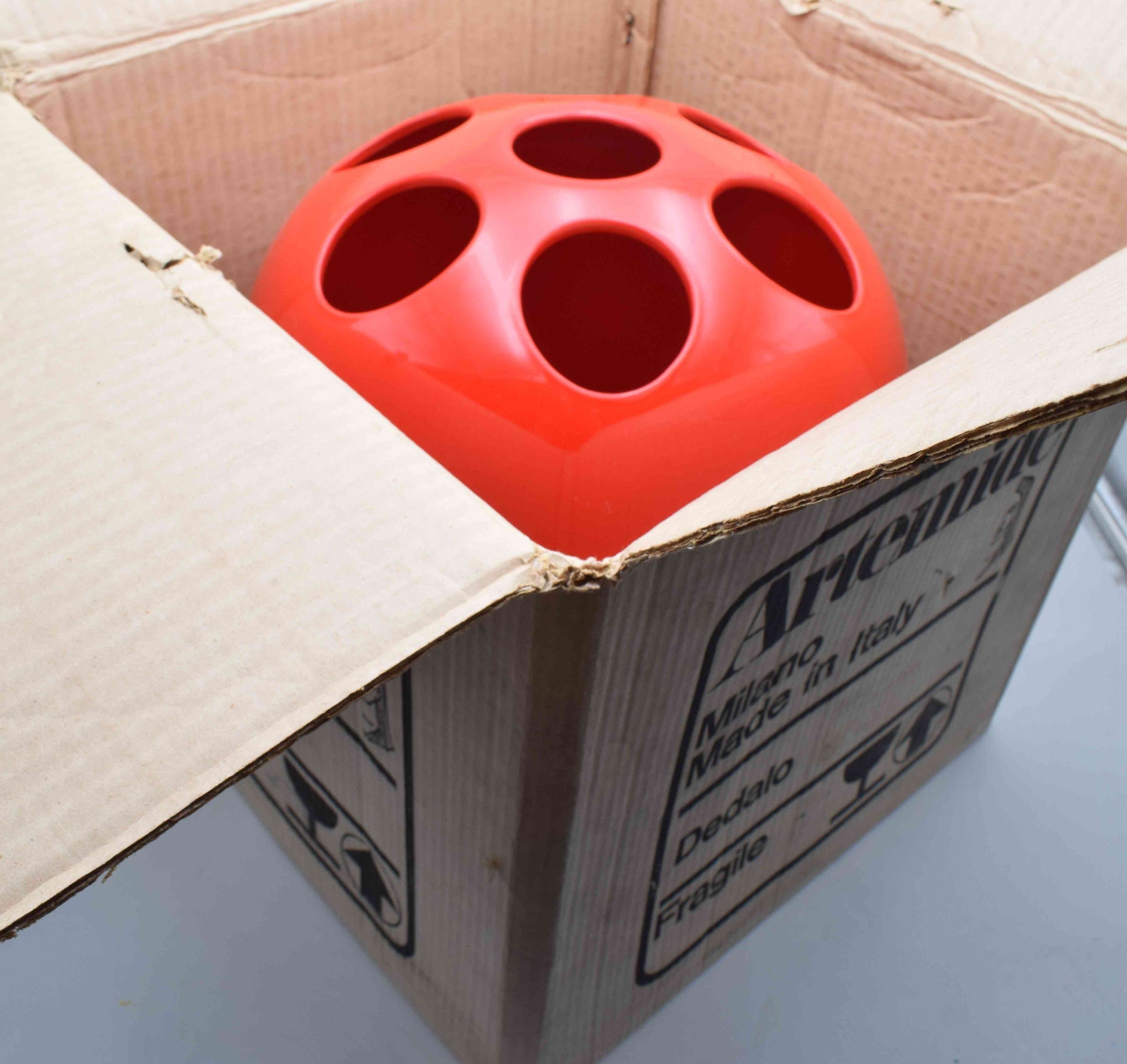 artemide, gismondi, italian design, kartell, colombo, retro, panton, space age, hall, eames, Black, james bond, decirculo