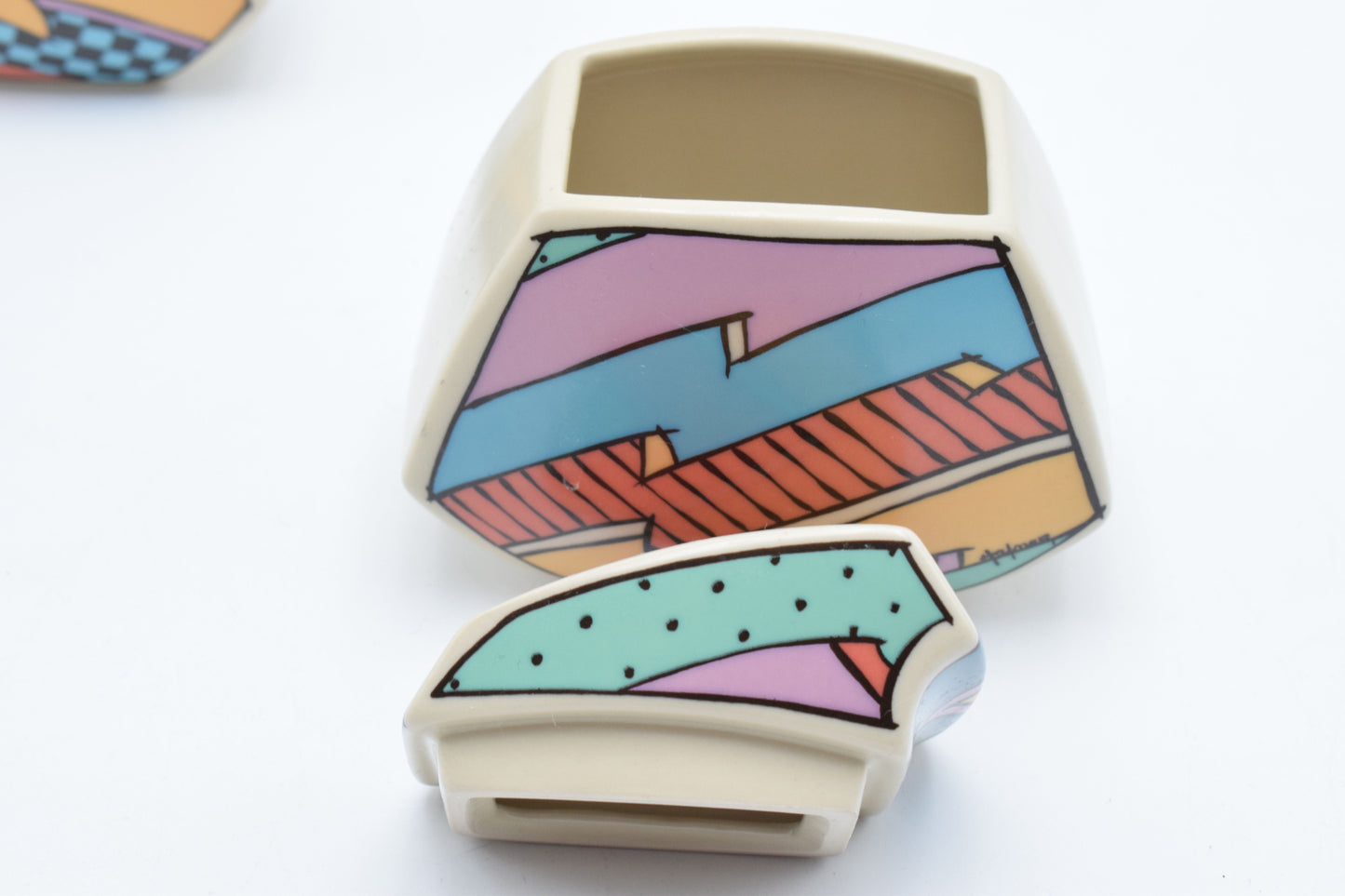 memphis style, graffiti 1980s, rosenthal ceramics, rosenthal porcelain, vintage plates, flash one rosenthal, museum piece, 1980s design, vintage ikea, vintage kitchenware, Villeroy Boch, olive oil dispenser, olive oil bottle