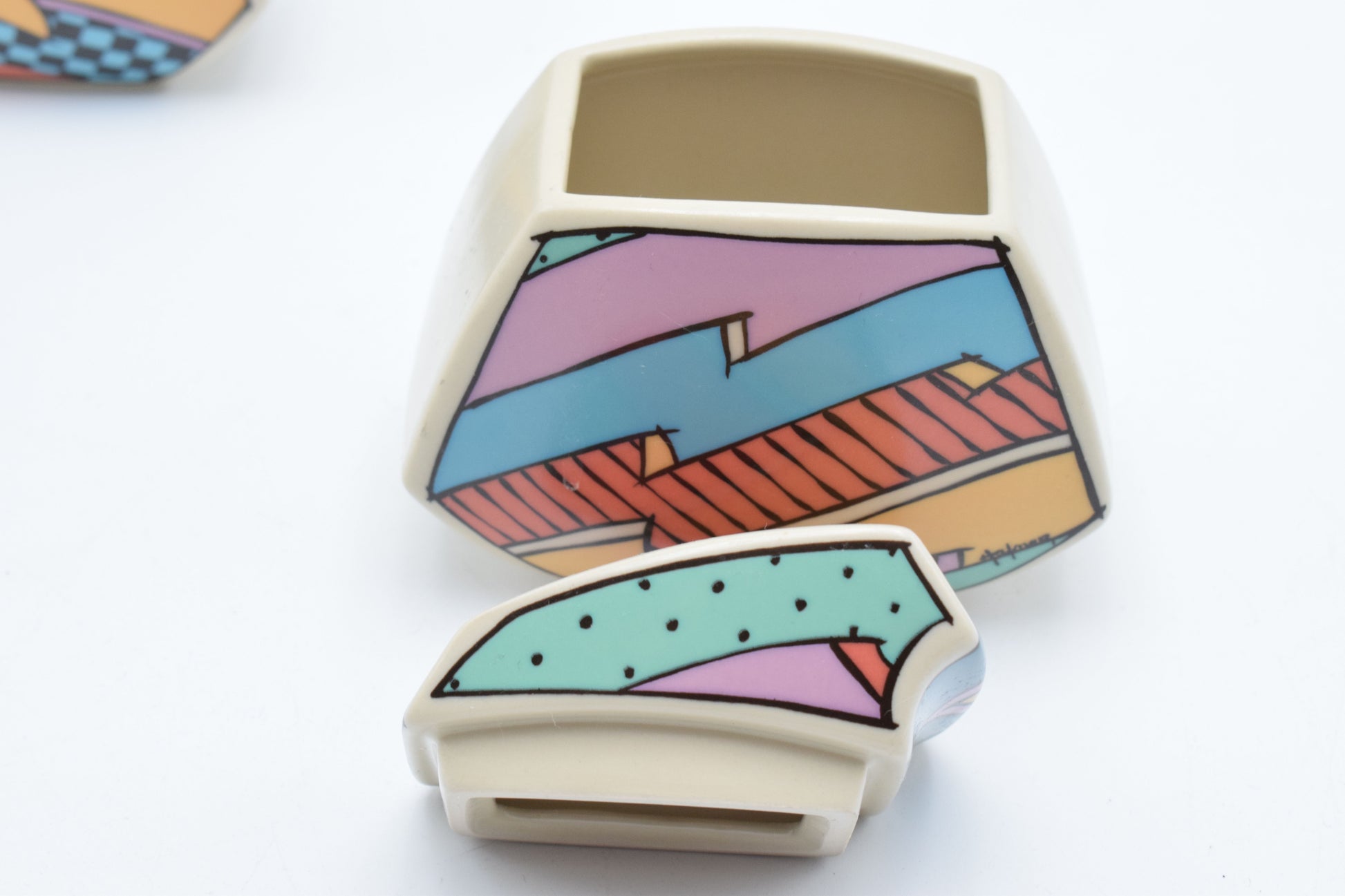 memphis style, graffiti 1980s, rosenthal ceramics, rosenthal porcelain, vintage plates, flash one rosenthal, museum piece, 1980s design, vintage ikea, vintage kitchenware, Villeroy Boch, olive oil dispenser, olive oil bottle