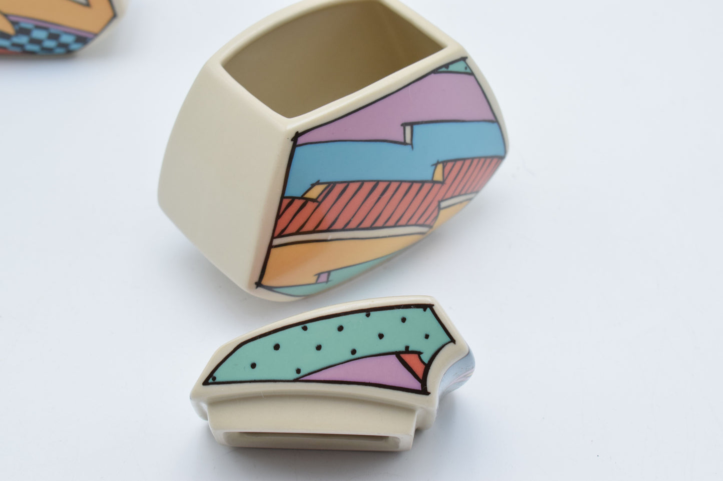 memphis style, graffiti 1980s, rosenthal ceramics, rosenthal porcelain, vintage plates, flash one rosenthal, museum piece, 1980s design, vintage ikea, vintage kitchenware, Villeroy Boch, olive oil dispenser, olive oil bottle