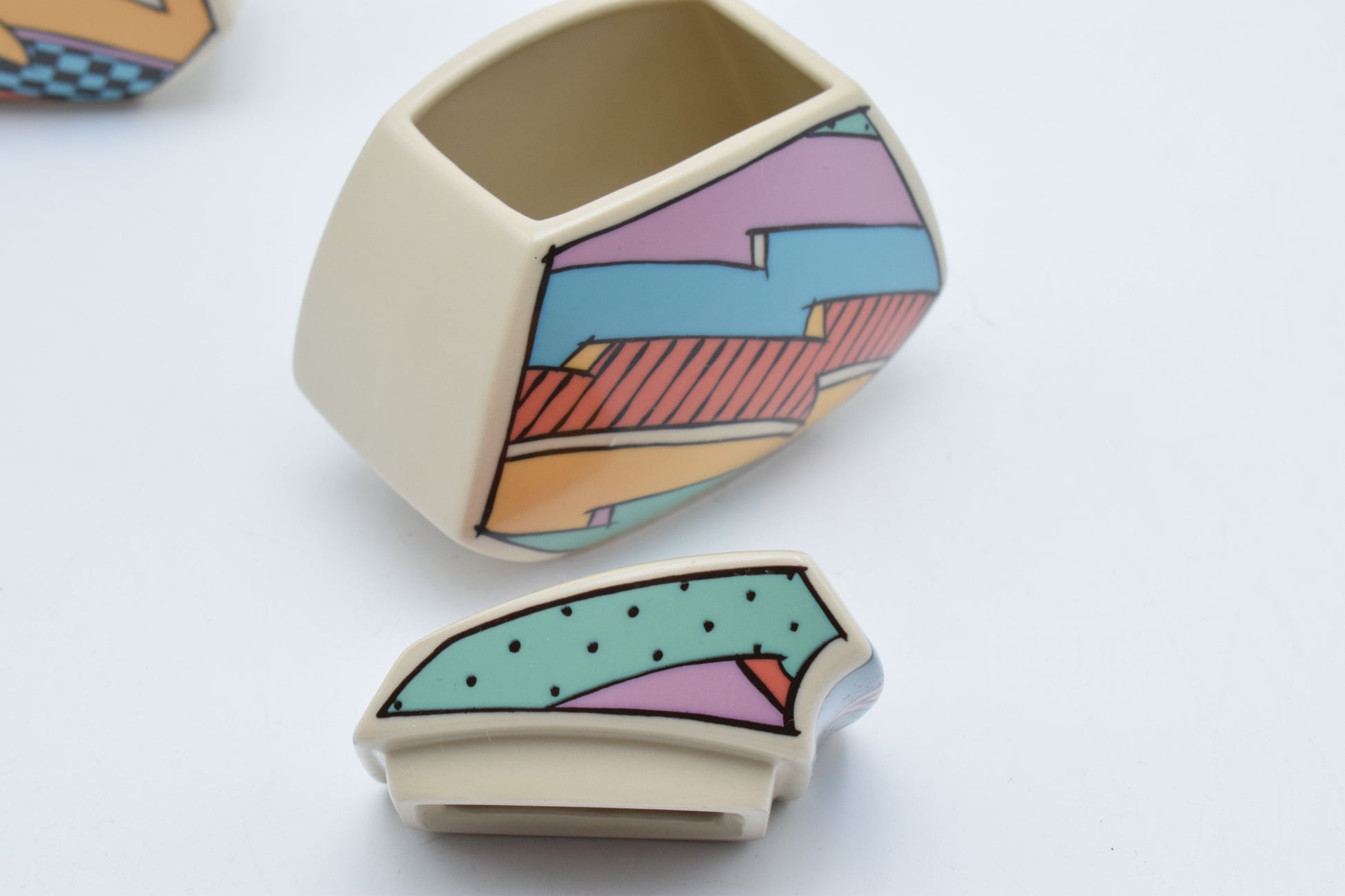memphis style, graffiti 1980s, rosenthal ceramics, rosenthal porcelain, vintage plates, flash one rosenthal, museum piece, 1980s design, vintage ikea, vintage kitchenware, Villeroy Boch, olive oil dispenser, olive oil bottle